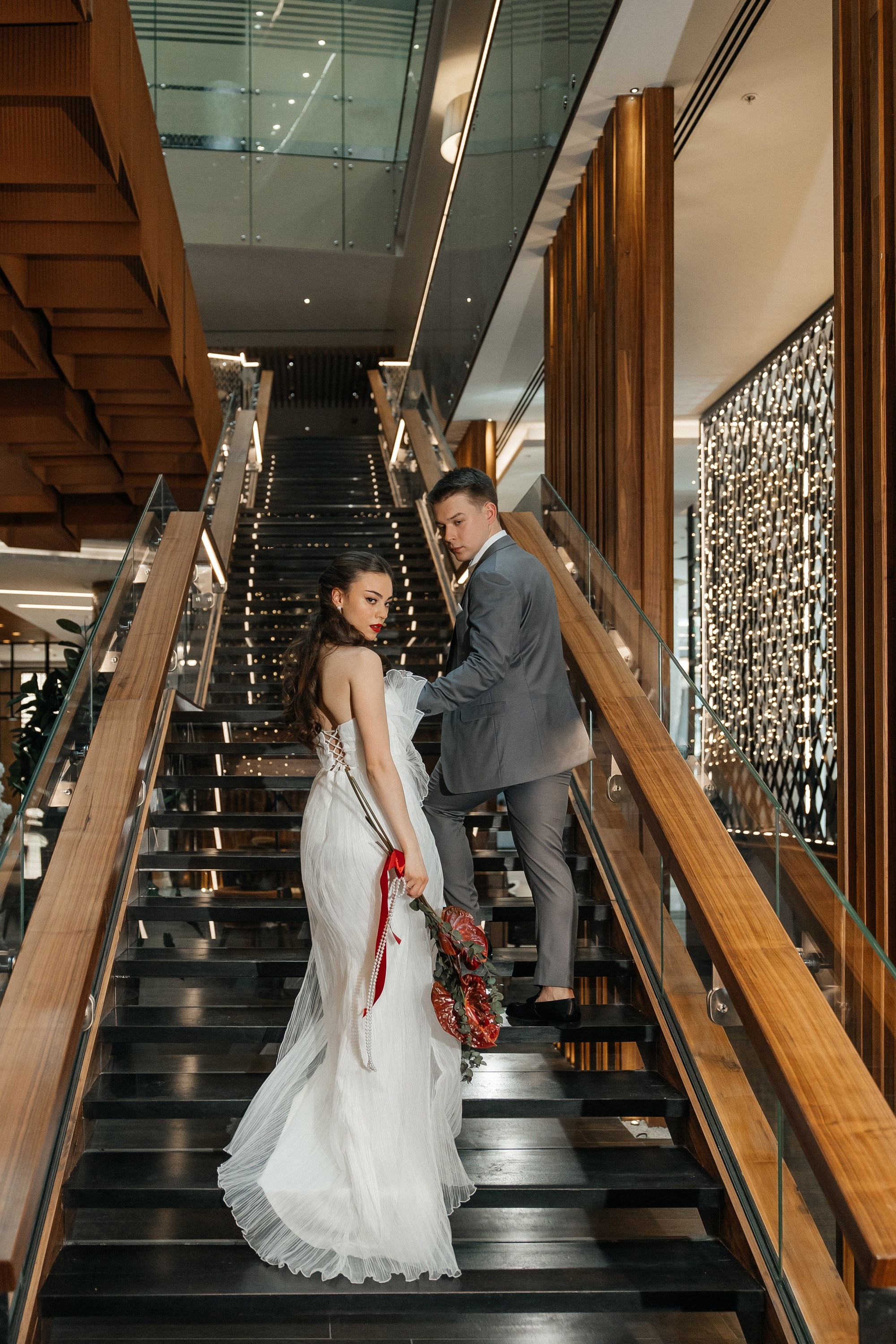 Свадебная фотосессия на лестнице отеля Рэдиссон Блу Олимпийский в Москве