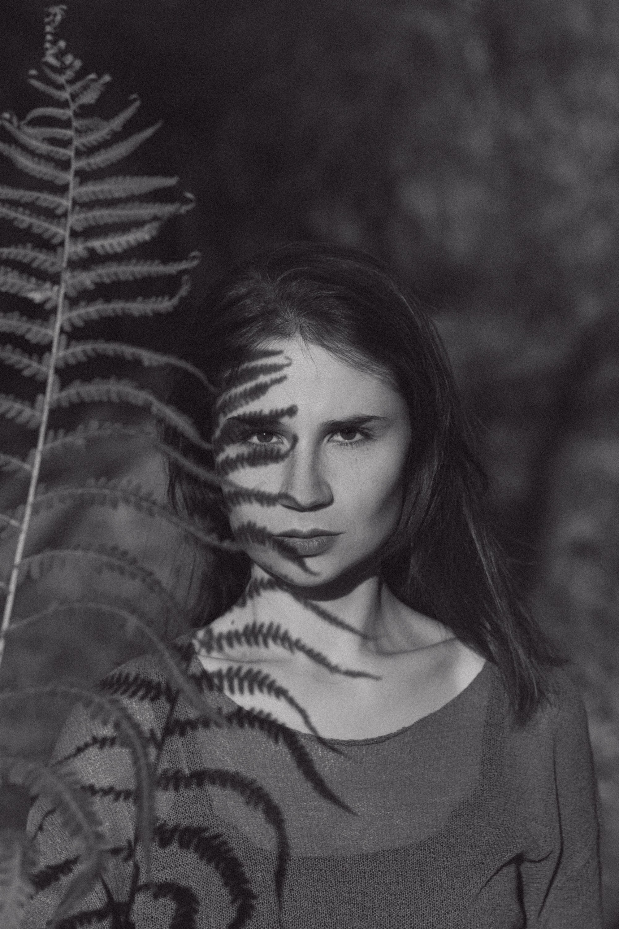 Ксения и папоротник / Ак-Кайын. Фотограф Наталья Гончарова. Снимаю живые портреты в Алматы