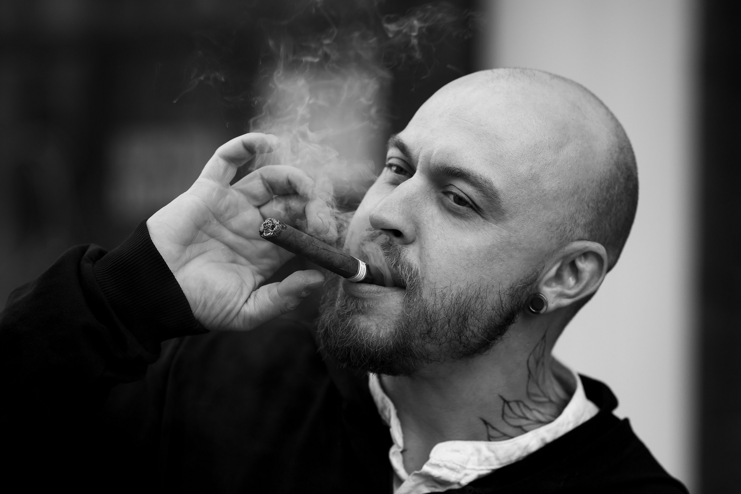 Черно-белая фотосессия с сигарой.