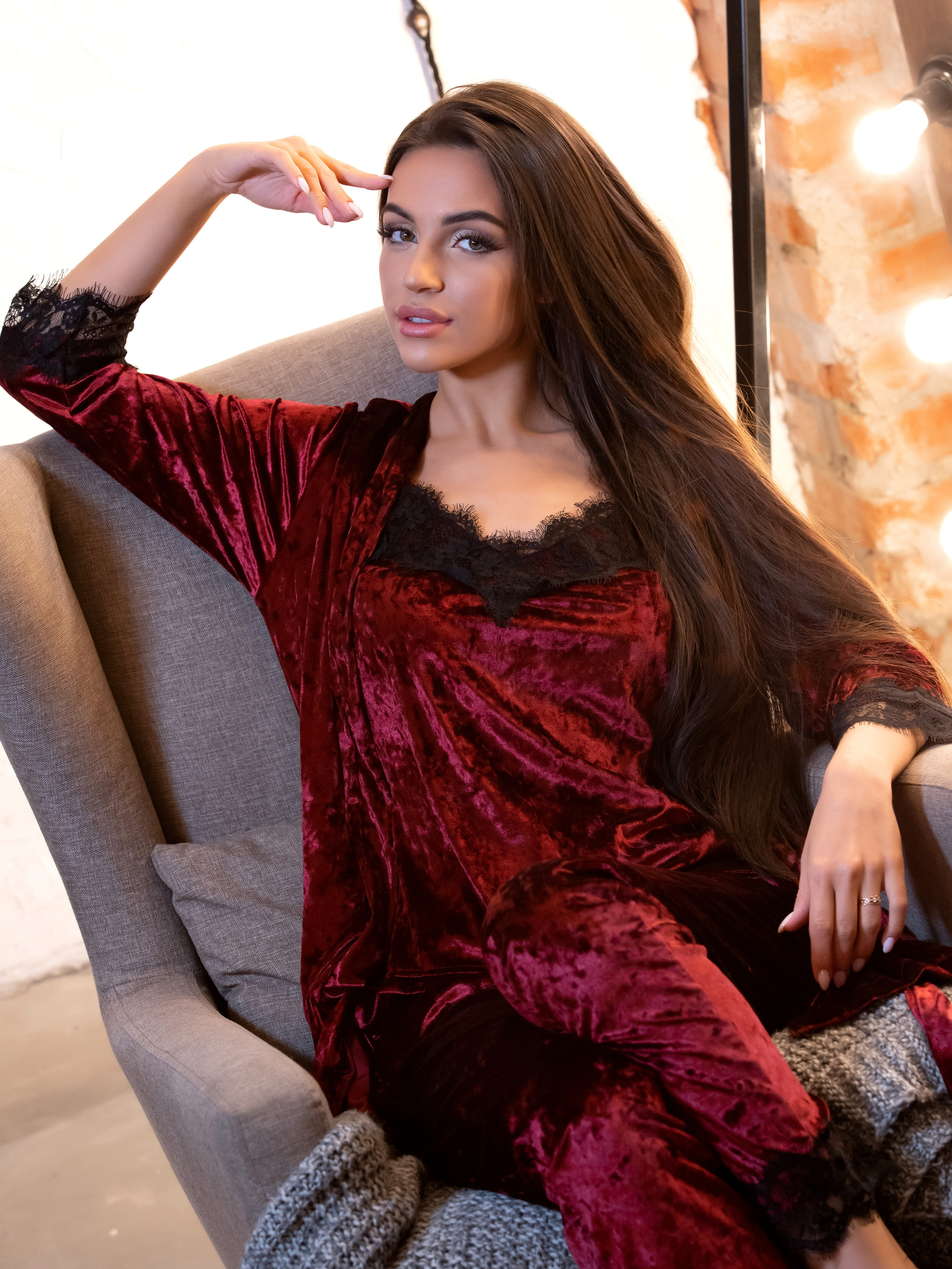 съемка бархатной пижамы на красивой брюнетке модели