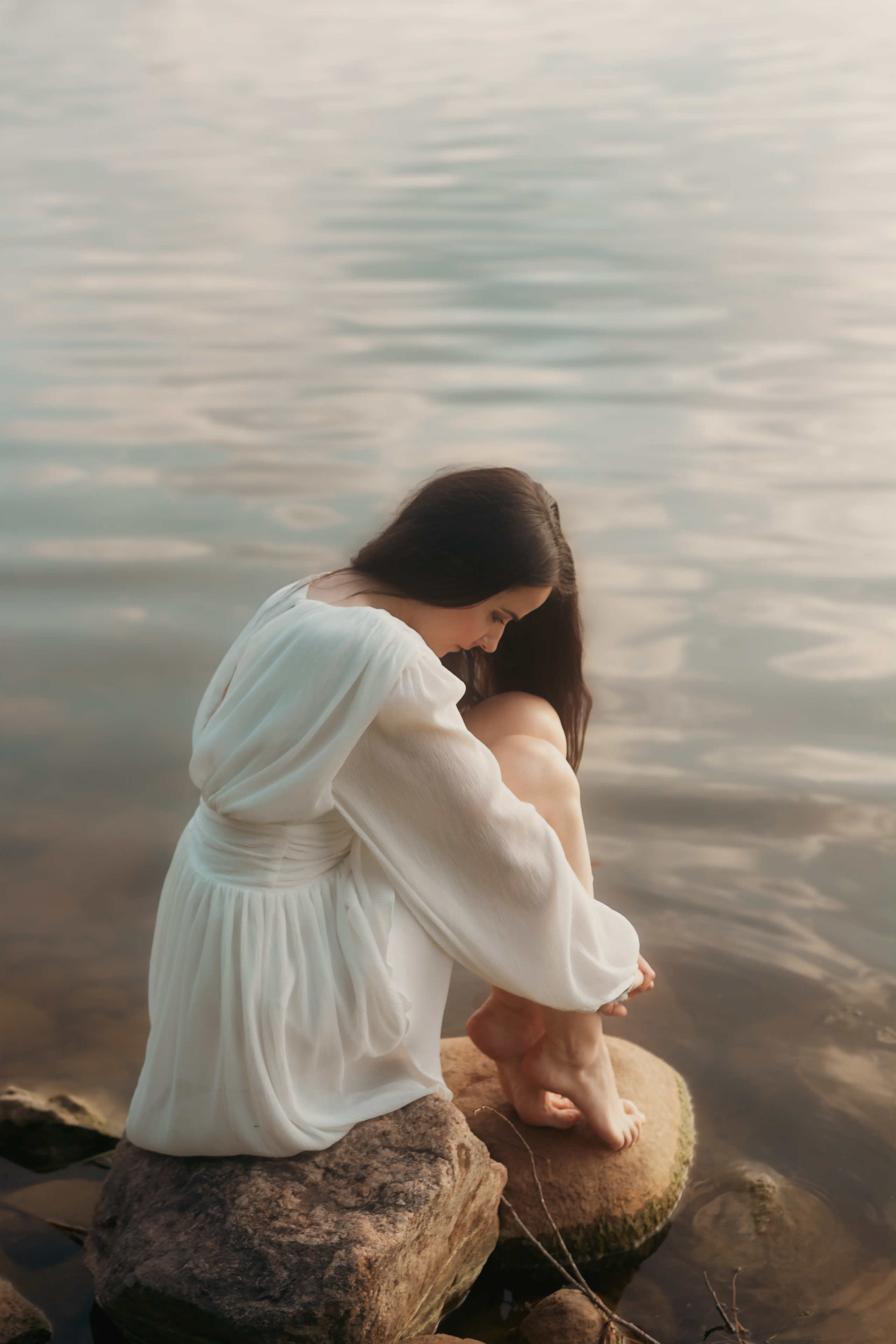 Фотосессия в белом платье у воды