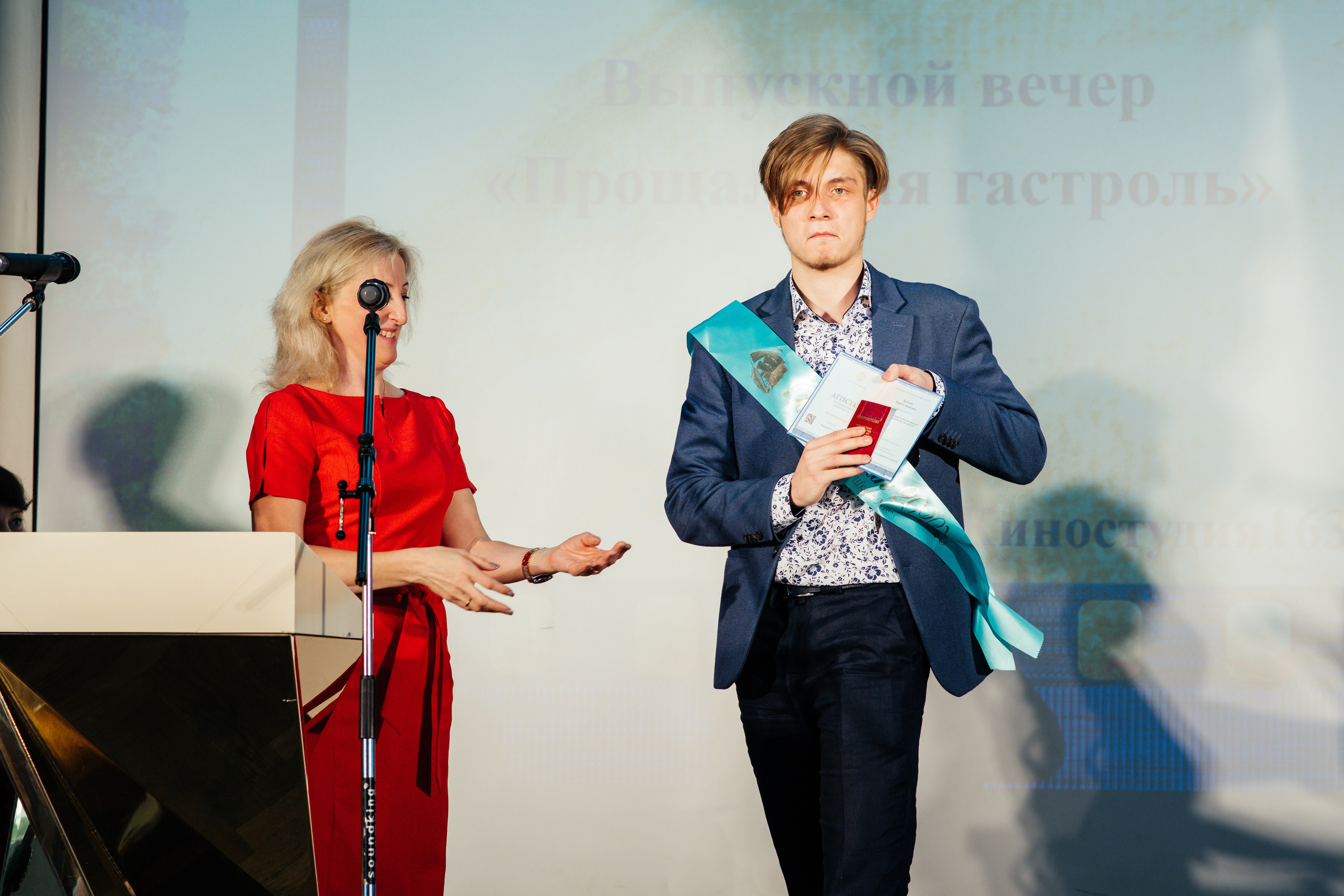 Вручение аттестатов. Выпускные альбомы в Подольске Москве и МО