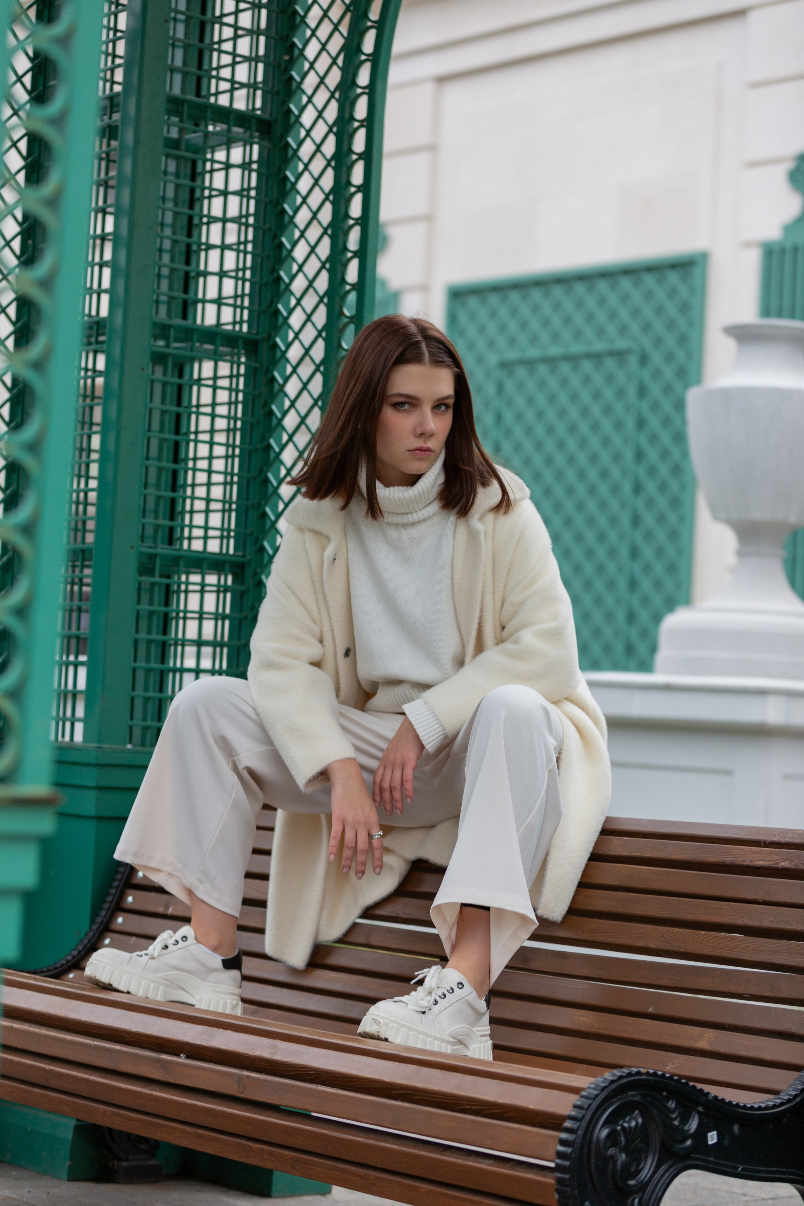 Женский портрет с игрой света — уличная эстетика и элегантность