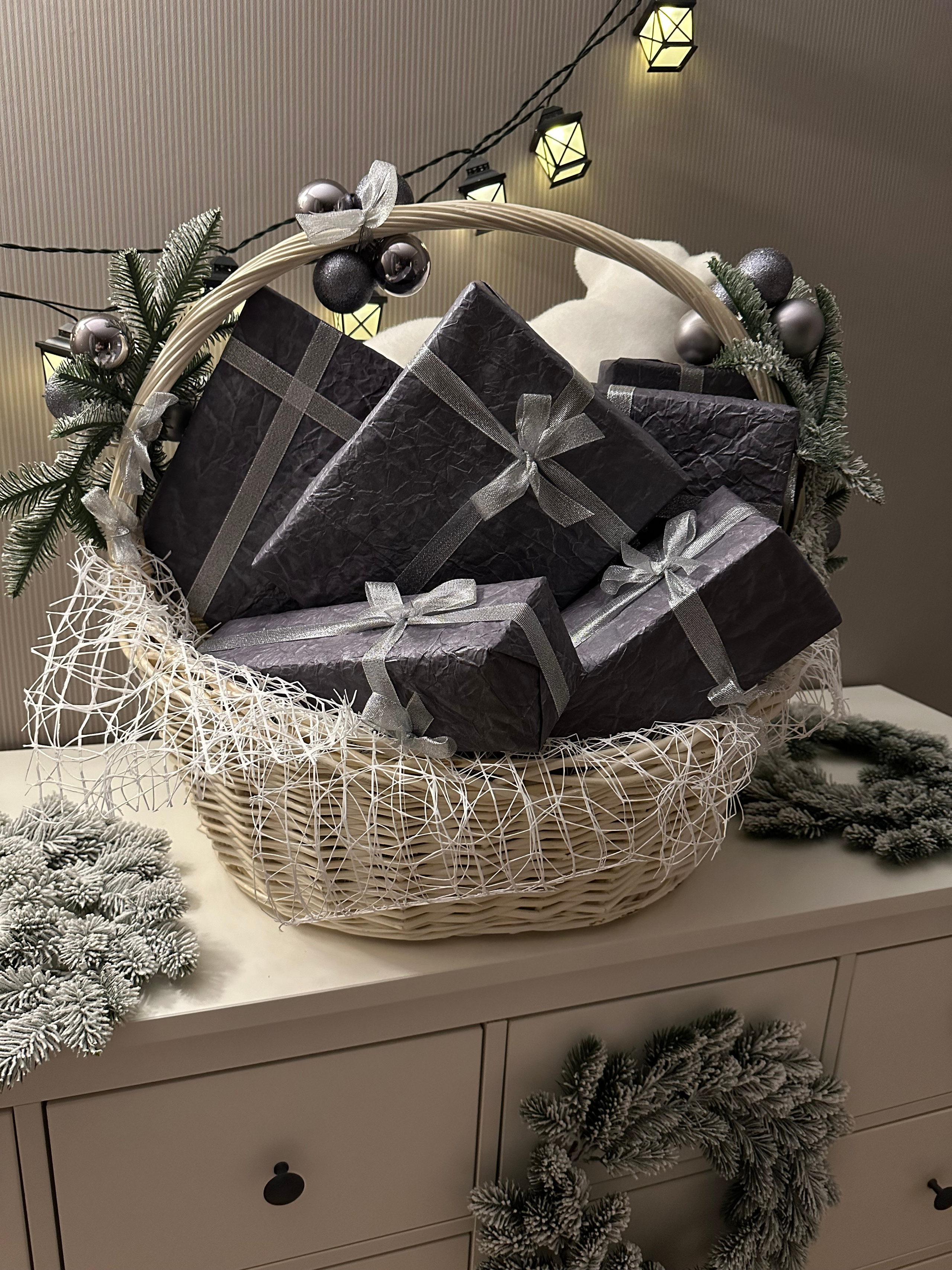 Новогодняя корзина. Студия подарочных наборов «Владия»