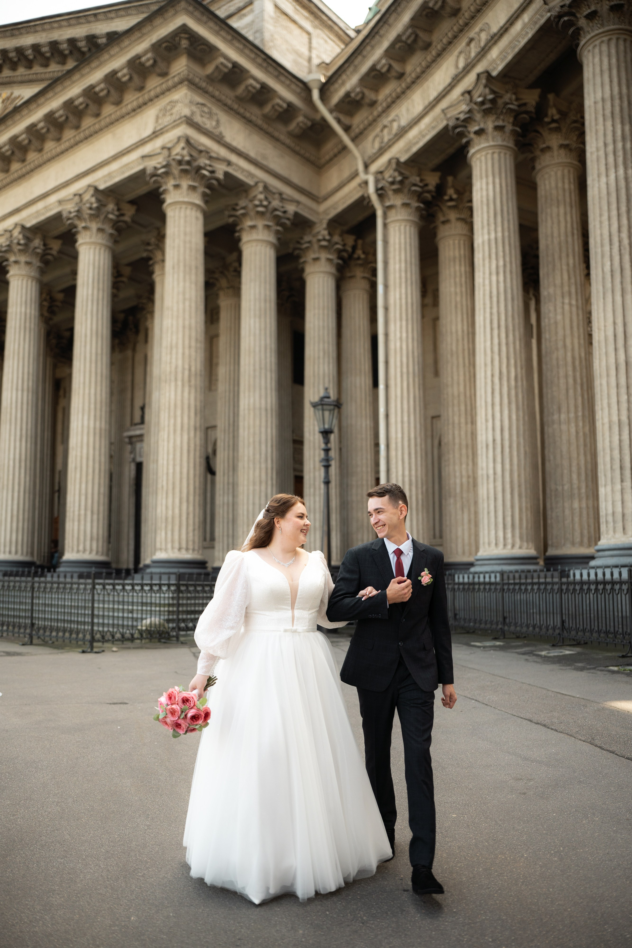 Красивые места для свадебной фотосессии летом в Санкт-Петербурге. Свадебный фотограф Александр Невский в Санкт-Петербурге