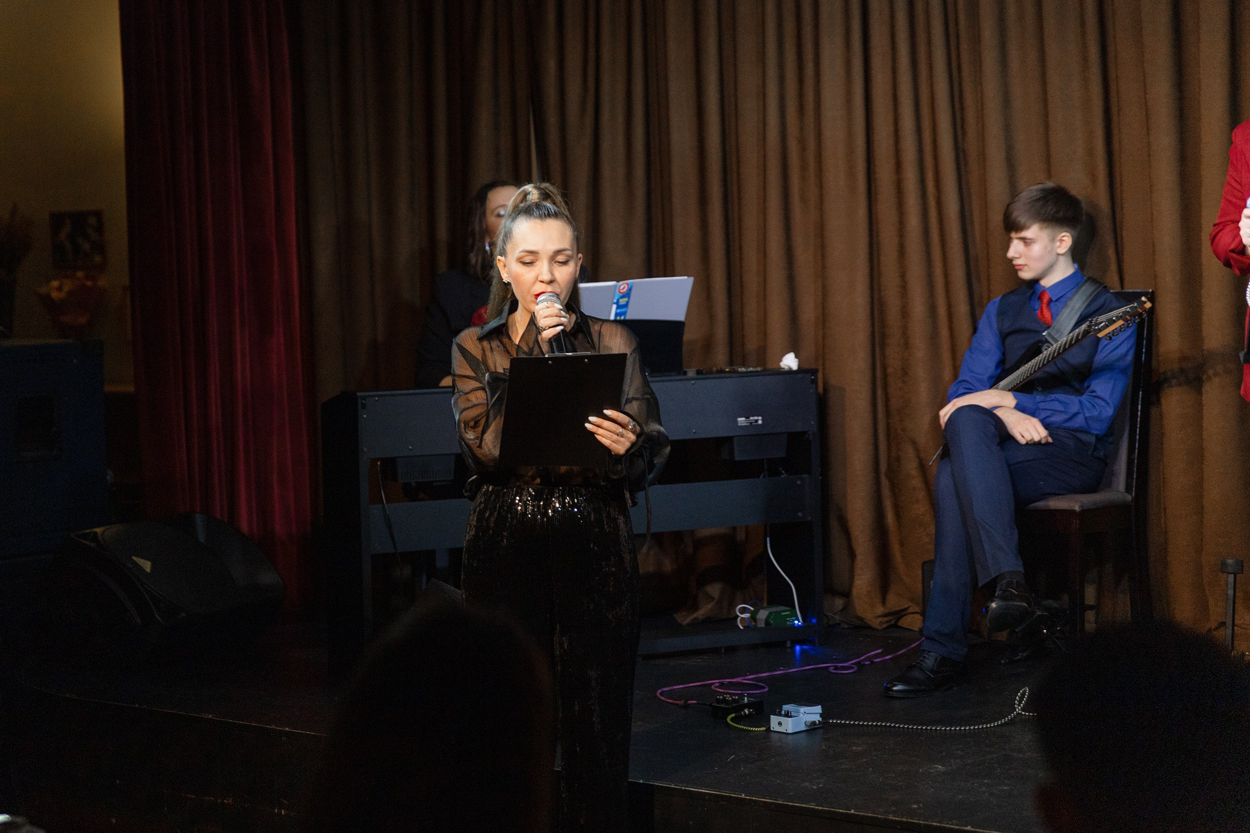 Выступление YOLO band в арт кафе. Фотограф Тюмень