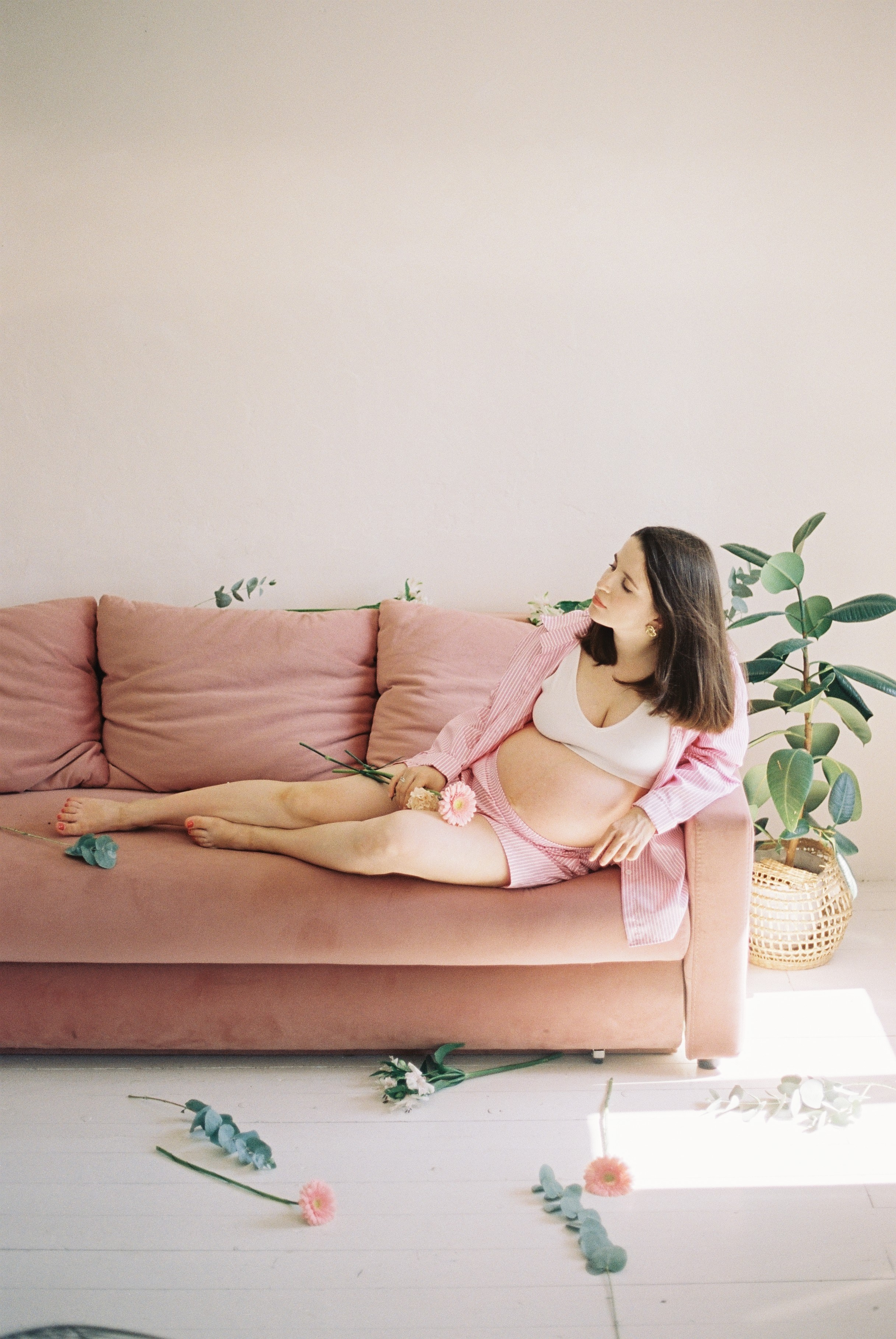 Алина в ожидании, пленка. Профессиональный Фотограф во Владимире, в Москве и в Суздале — Полина Романычева