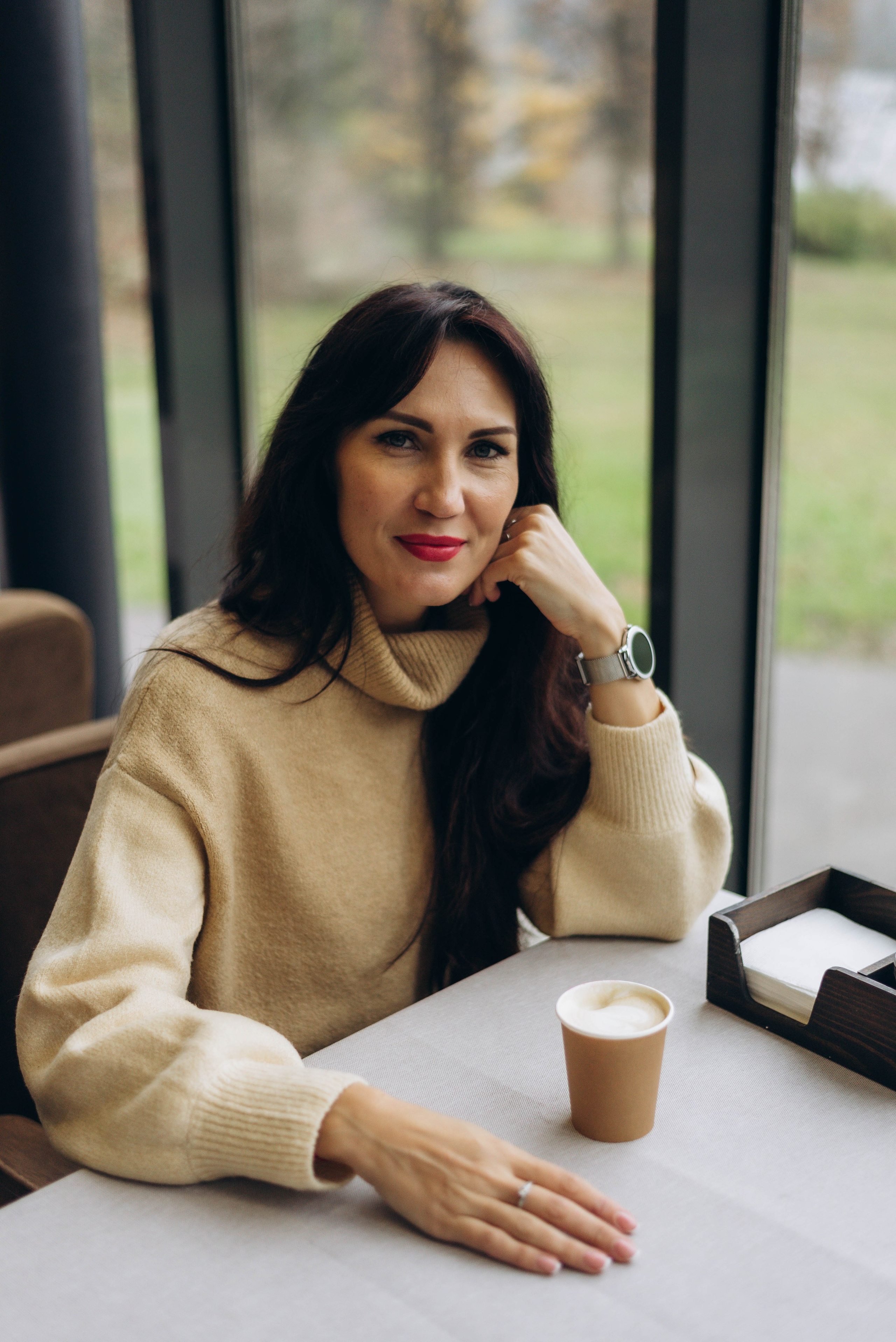 Прогулочная фотоссесия для девушки в парке. Семейный фотограф в Железнодорожном Масаева Елена