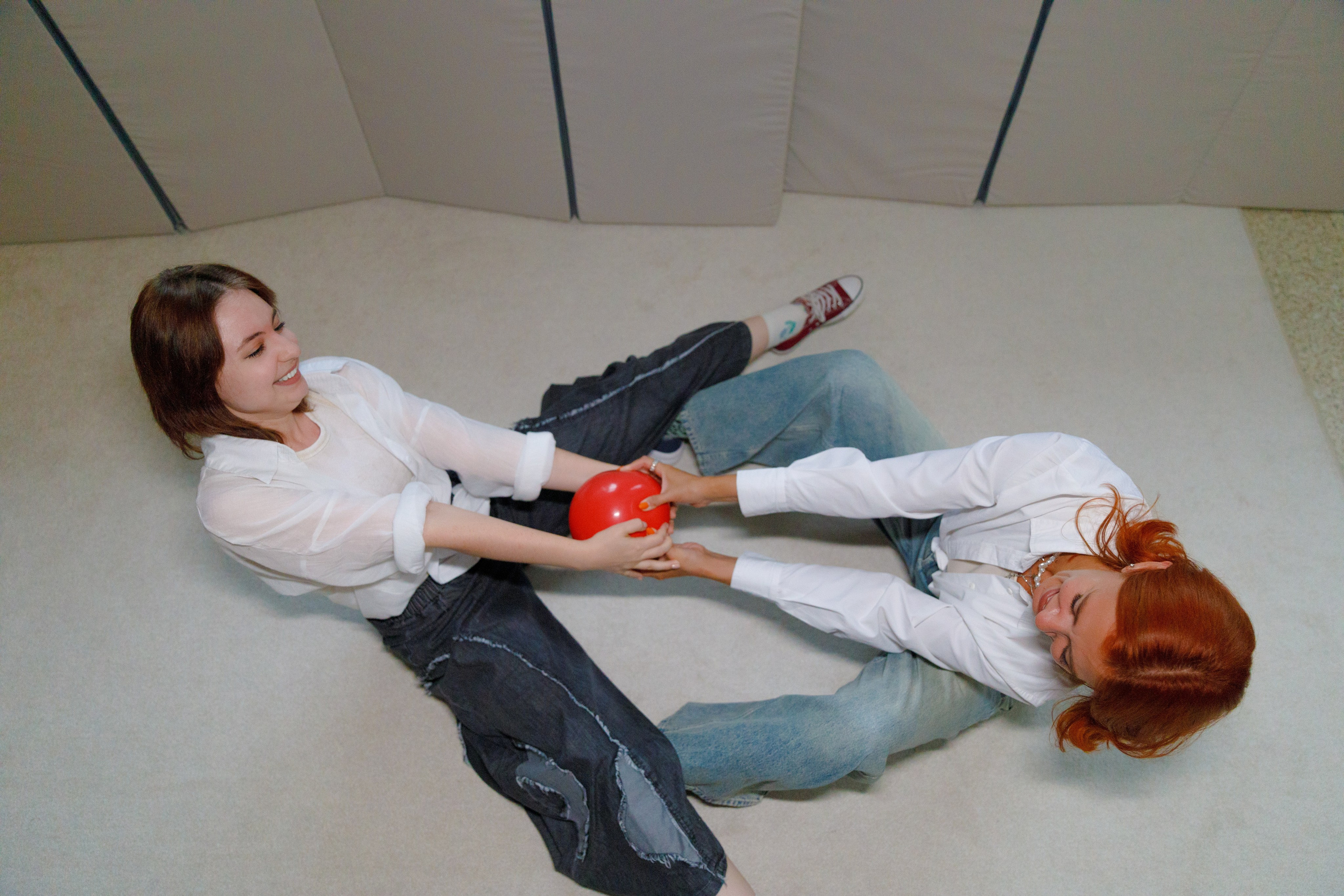 Юлианна и Анна в кабинете Dir Floor Time. Фотограф в Москве Слуцкая Наталья, репортаж, портрет, контент