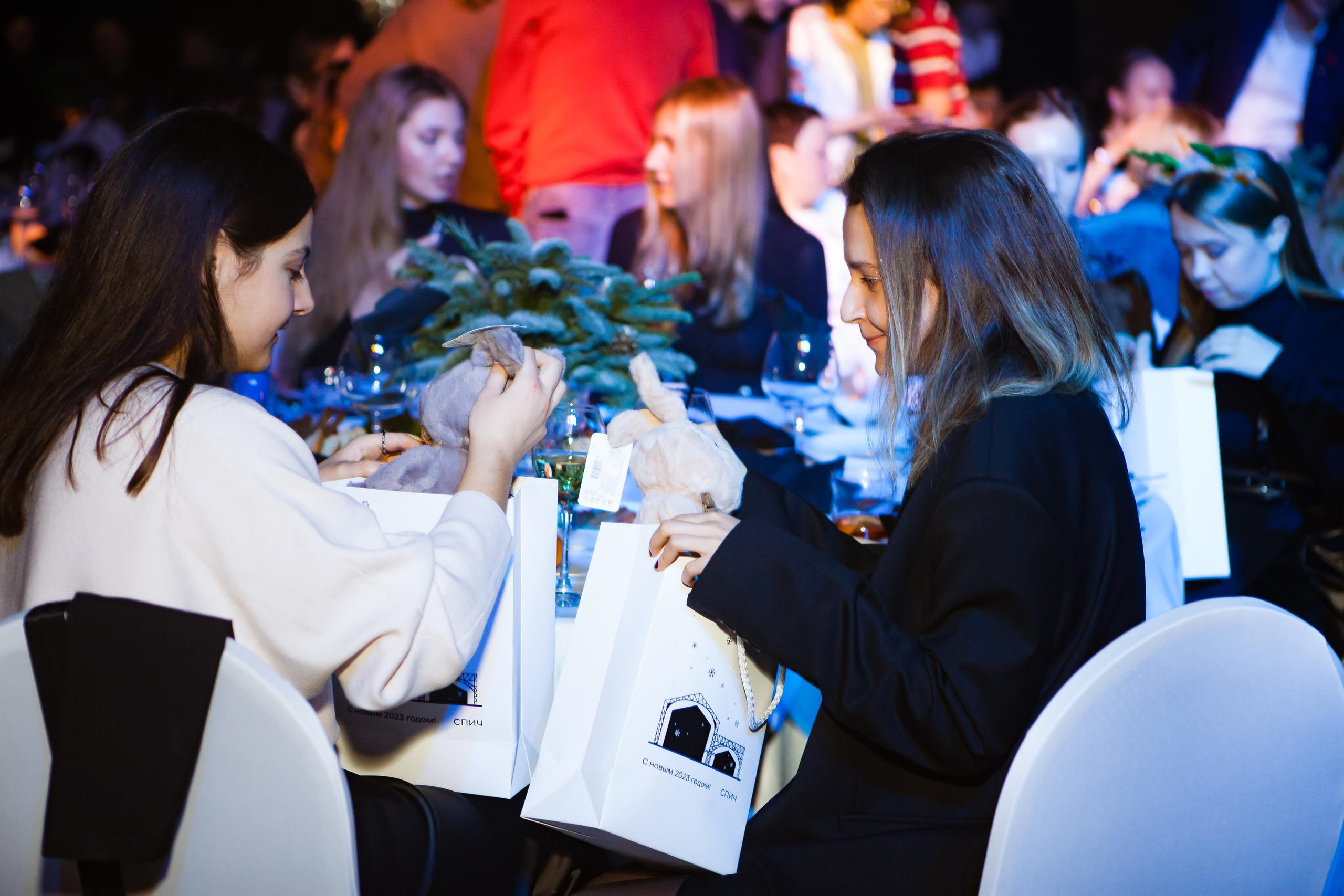Новогодний корпоратив компании «Спич». Портретный творческий фотограф в Москве Надя Дудник