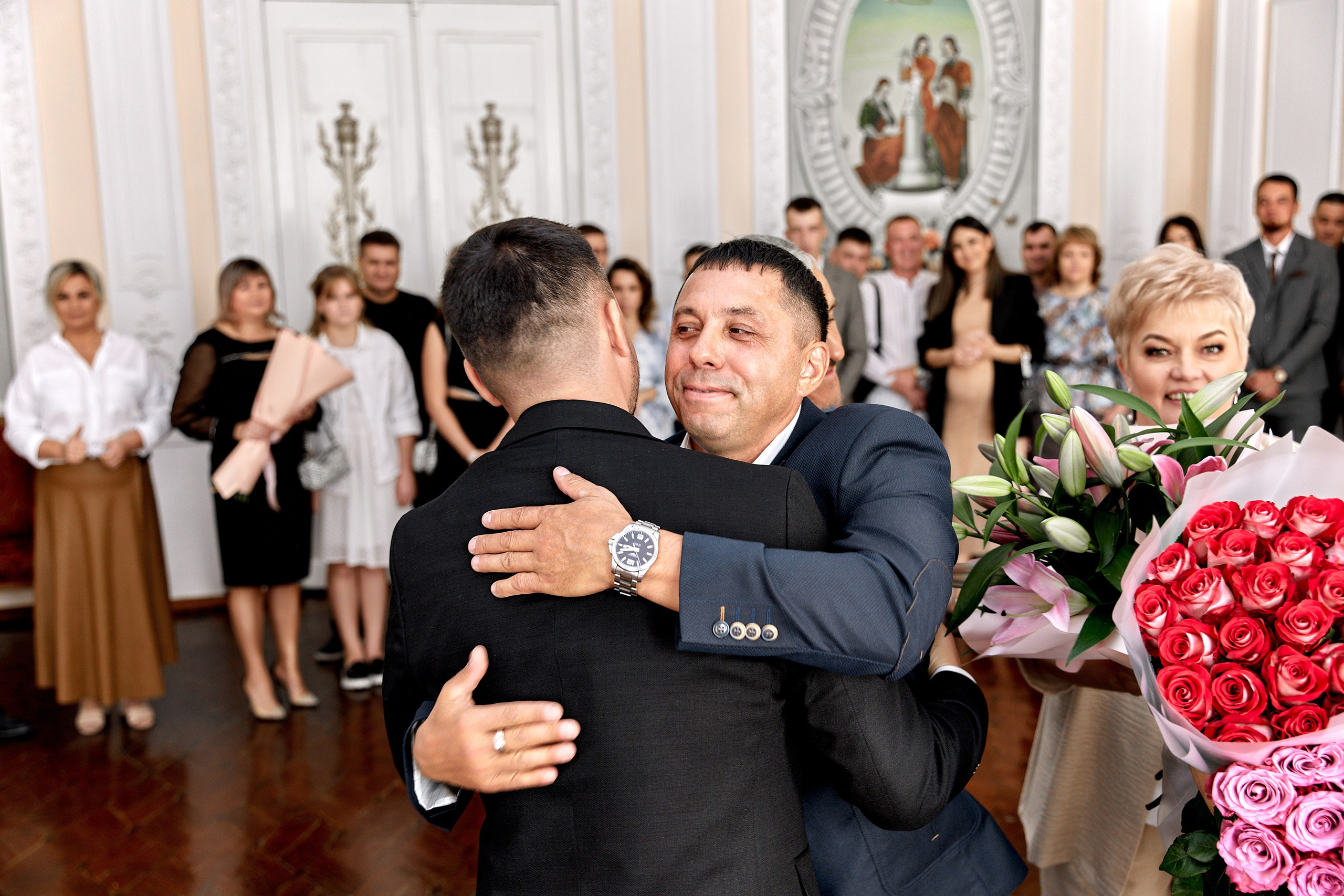 Трогательный момент на свадьбе: отец невесты благословляет молодоженов. Семейные ценности в кадре. Лучший фотограф Ульяновска и Казани Елена Орешина