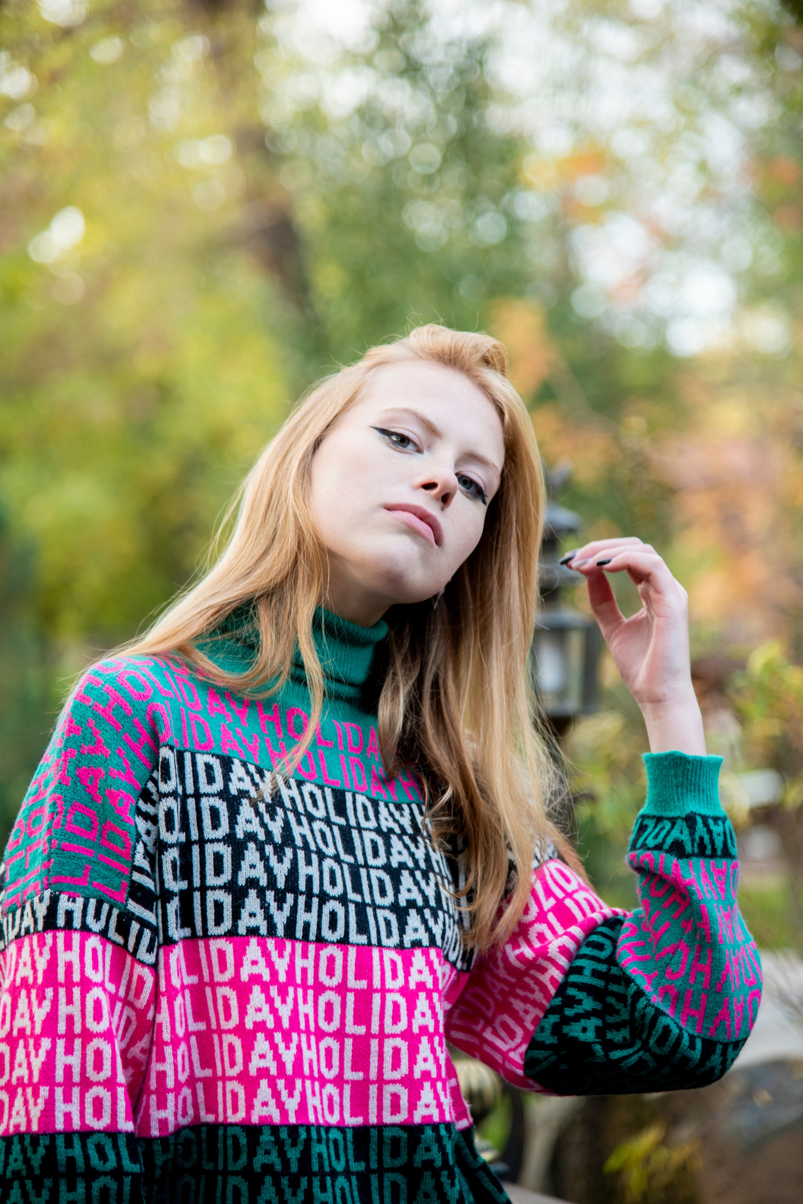 молодая девушка студентка. блондинка. длинные волосы. розово-зелёный свитер. парк Лога . осень