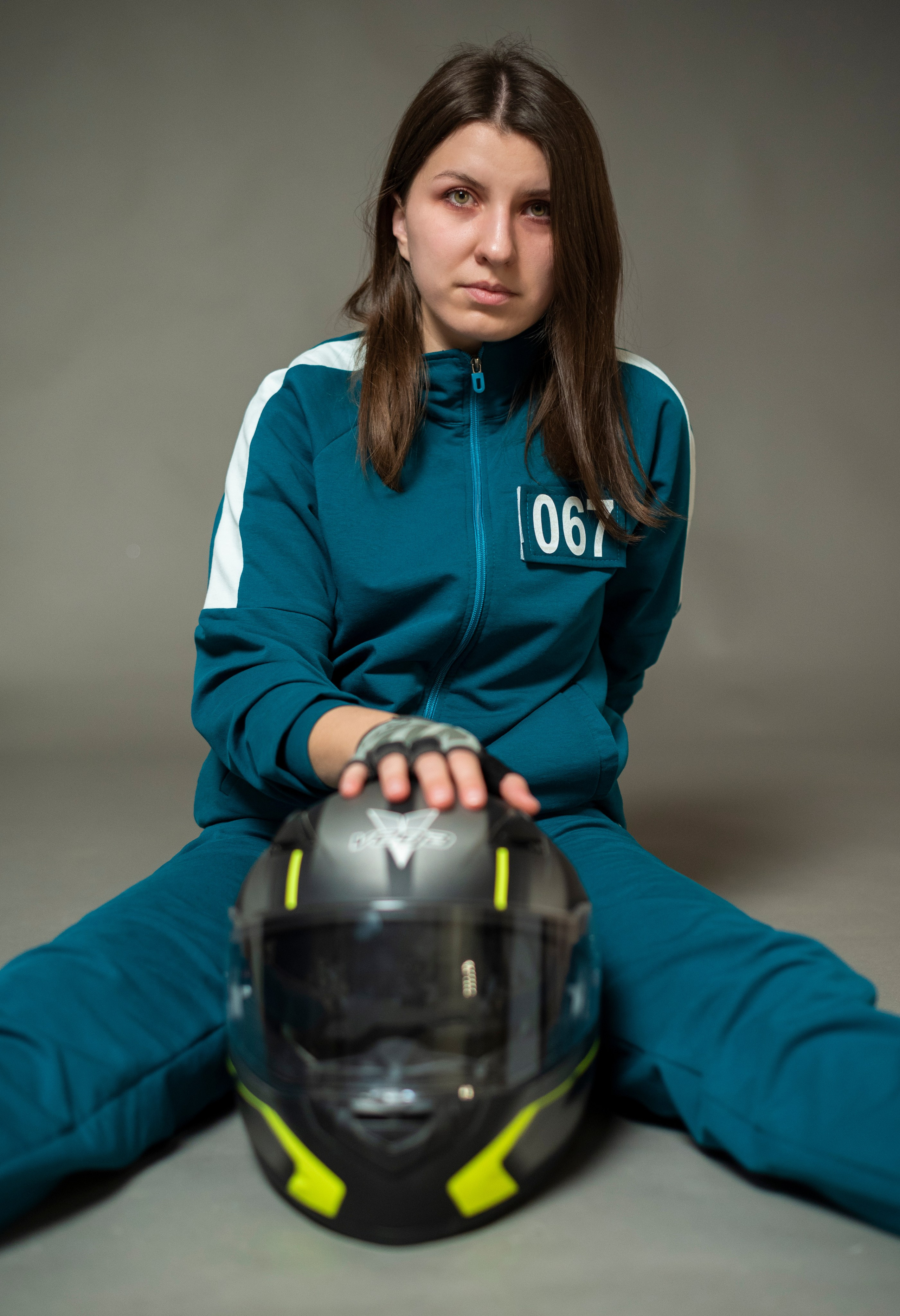 Фотопроект самоизоляция, сомнамбула, сновидческие видения, философия, одиночество, арт-фотография. девушка и шлем