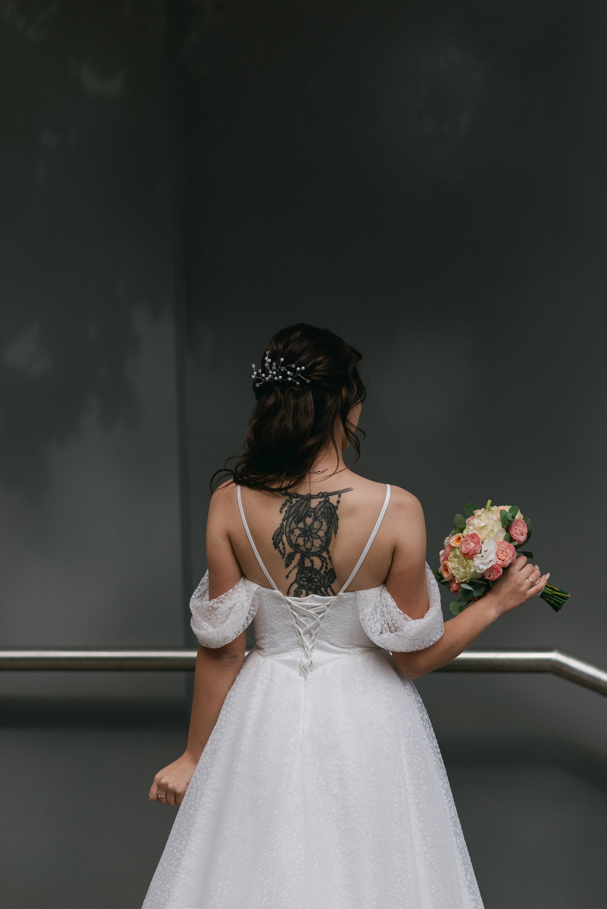 тату у невесты на спине красивое фото