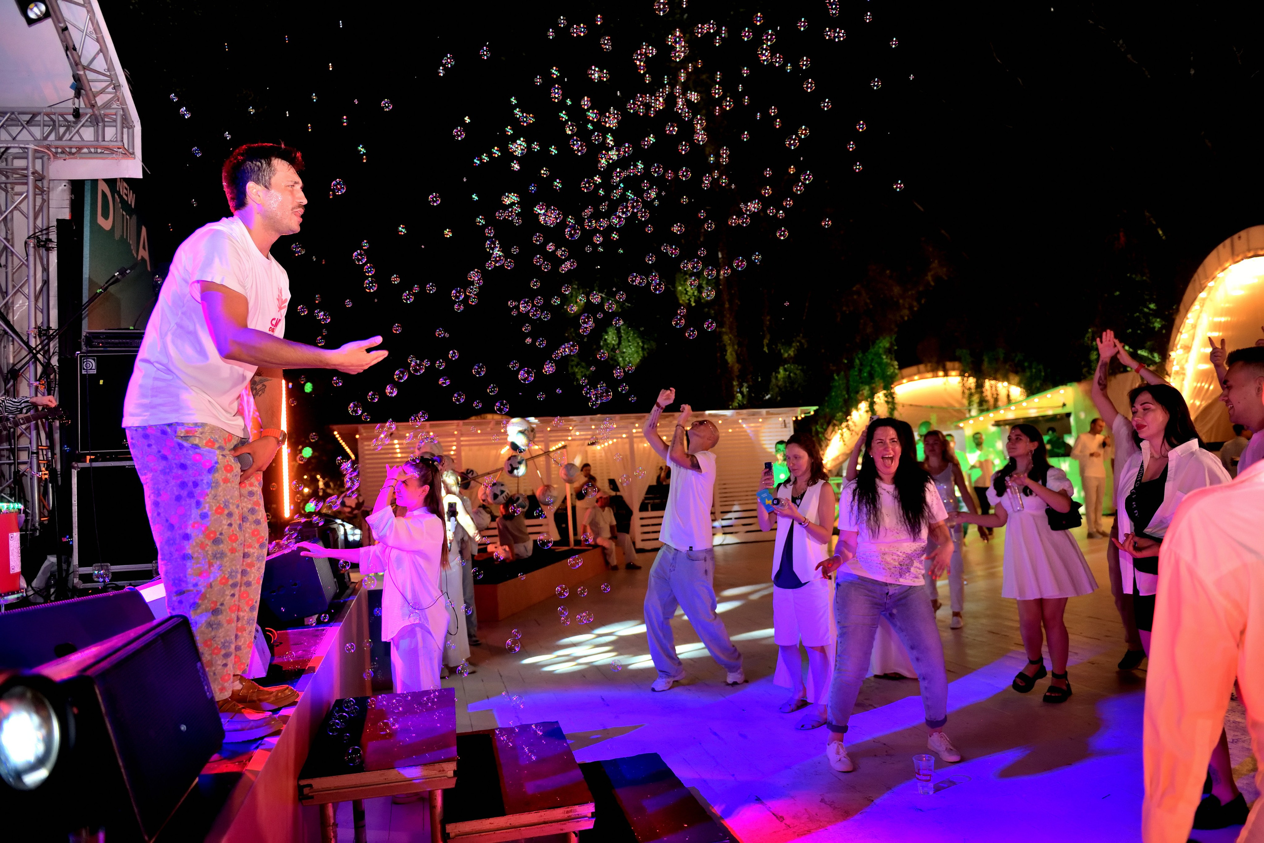 "Мыльные пузыри и красивый свет на сцене во время выступления группы".