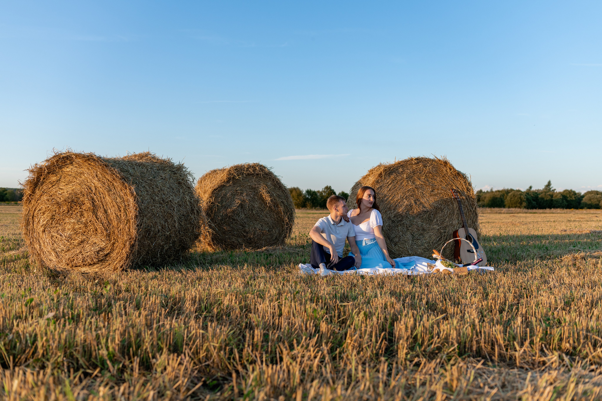 Алена + Алексей в поле с тюками. Фотограф в Москве/Зарайске Шахова Марина