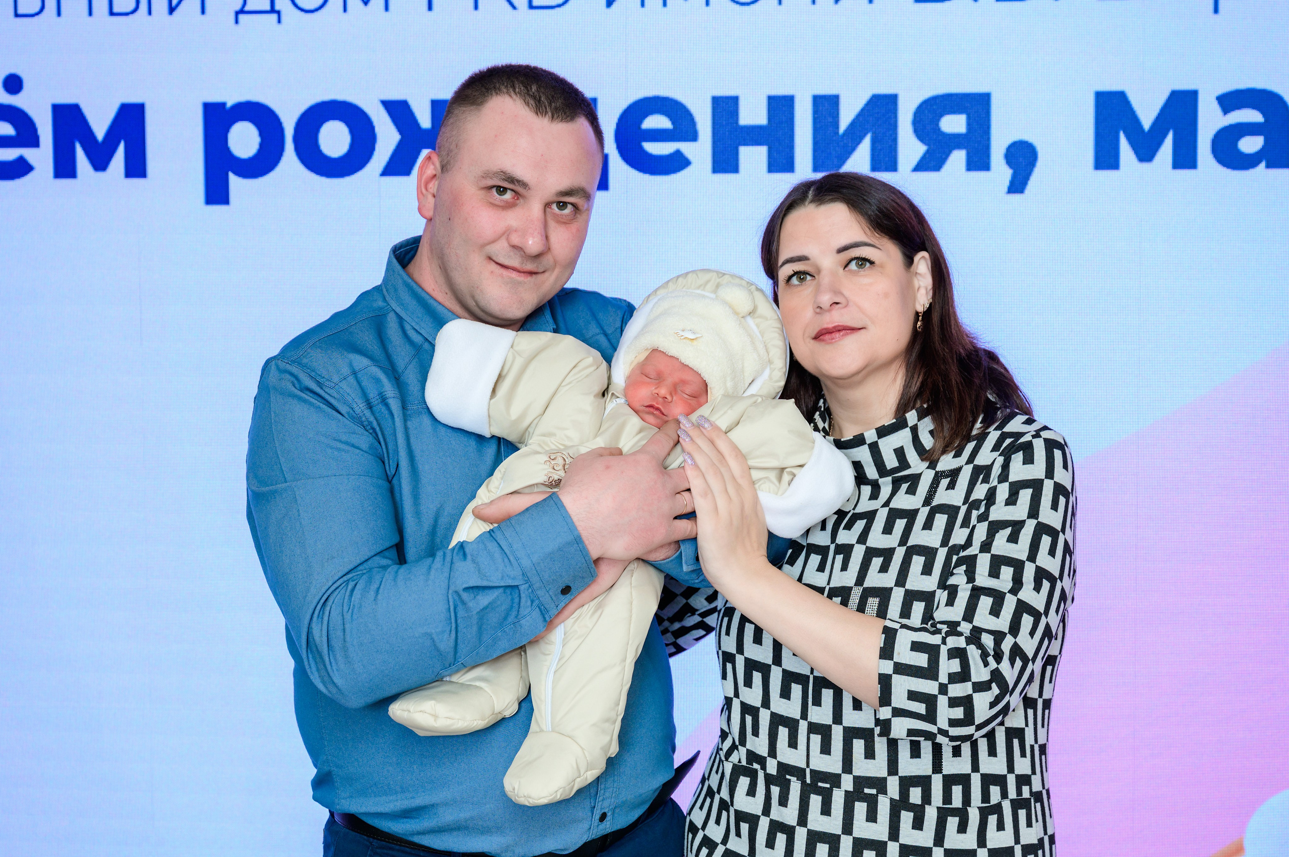 Съемка выписки из роддома ГКБ 81 Вересаева. Фотосъемка выписки из роддома в Москве, заказать фотографа на выписку ньюборн съемка в роддоме newborn фотограф в Юдино