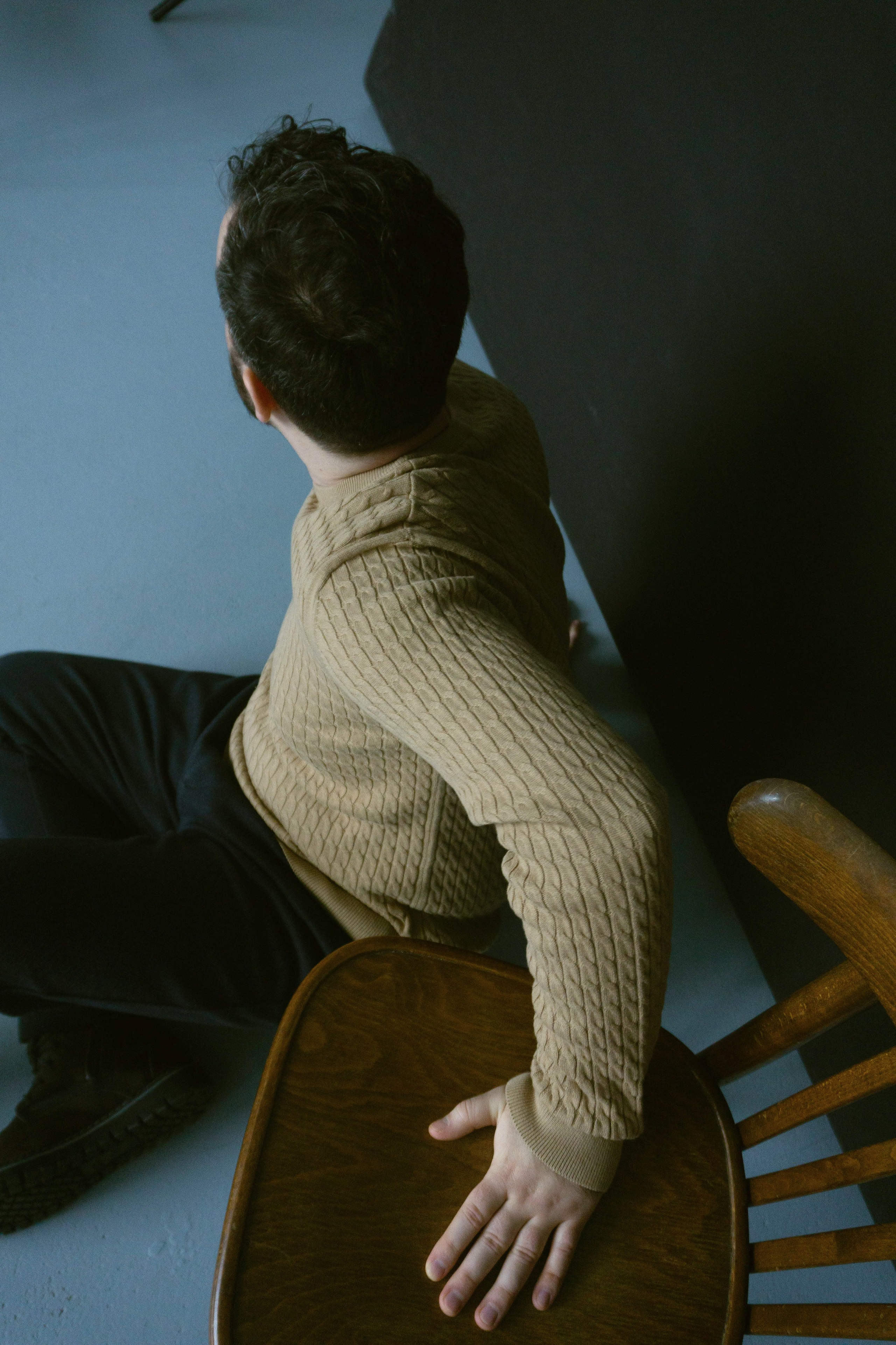 Консультирую по созданию образа и подбору одежды.    50% успеха идеального снимка зависят от выбранного моделью стиля одежды и сочетания цветов в кадре. Перед фотосъемкой, мы вместе выберем несколько интересных образов и определим общие цветовые гаммы снимков.    Подбираю красивые локации или фотостудию.    Помогу определиться с местом проведения фотосессии под Ваш вид съемки и идею будущего образа.    Помогаю с позированием, управляю процессом съемки    Не задумывайтесь над вопросом, как правильно вести себя перед камерой, какую позу принять, куда деть руки, как убрать скованность и неестественные позы. Доверьтесь мне. Я знаю, как сделать, чтобы Вы чувствовали себя комфортно и выглядели привлекательно!    Отбираю уникальные референсы для каждого клиента    В процессе подготовки я продумываю идею будущей съемки и подбираю работы известных фотографов с необходимым настроением в кадре, позами моделей и локацией в качестве ориентира. Это и есть референсы. Они помогут представить, какой результат фотосъемки мы хотим получить. Чтобы настроиться и вжиться в образ первые несколько кадров, мы сделаем на основе референсов, и, получив нужный настрой, перейдем к импровизации.    Провожу репортажные фотосъемки.    Если Вы не любите позировать или не хотите отвлекаться от какого-то важного события, я предложу Вам провести репортажную фотосъемку. Вы будете заниматься привычными делами: общаться, играть с ребенком, заниматься Вашим хобби и т.д. В это время я самостоятельно поймаю удачные кадры и красивые ракурсы.    Отбираю лучшие снимки, выполняю авторскую ретушь и цветокоррекцию каждой фотографии.    По моему мнению, модель должна одинаково хорошо выглядеть на всех фото, которые отдает фотограф. Я не предлагаю приобретать пакеты "10 фото в обработке + все удачные исходники" и т.п. Из отснятого материала я отбираю все удачные фотографии, удаляю дубли, выбираю от 20 лучших фото, провожу обработку каждого снимка и отдаю Вам законченный одинаково красивый результат.    Решаю любые организационные вопросы.    Забронировать студию, договориться с визажистом, найти красивые аксессуары или платье для съемки, организовать ассистентов и декорации - я сделаю все от меня зависящее ради хороших снимков.