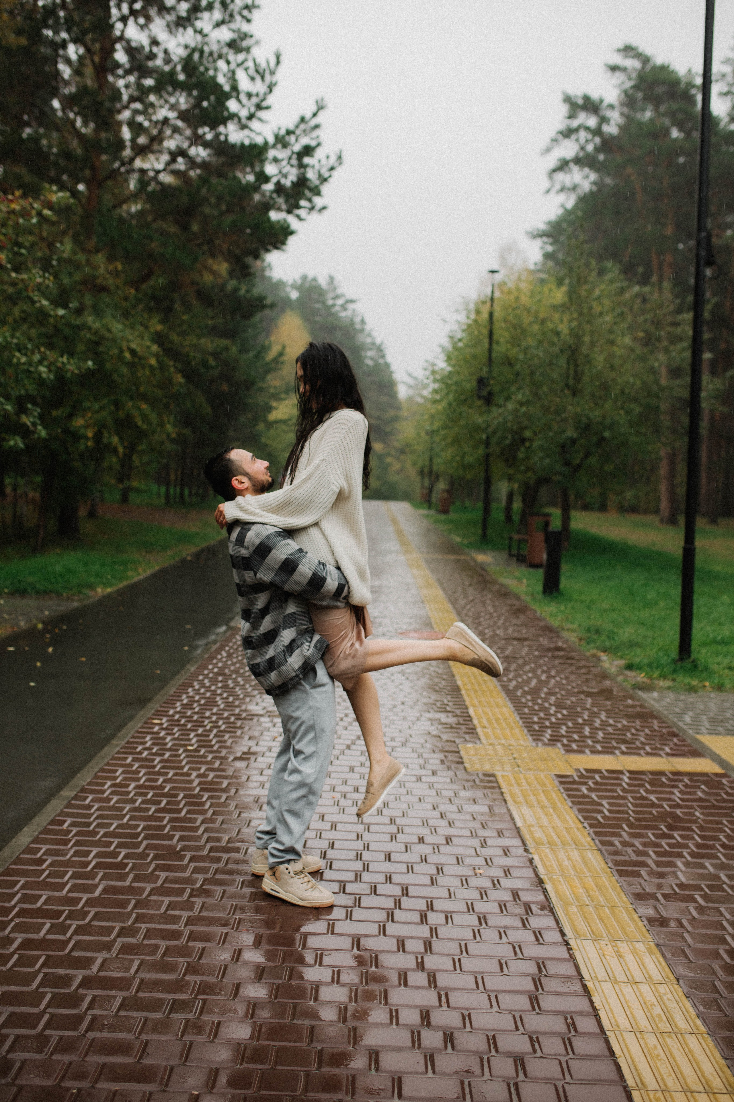 Бегать по сентябрьским лужам вдвоём. Свадебный фотограф Новосибирск