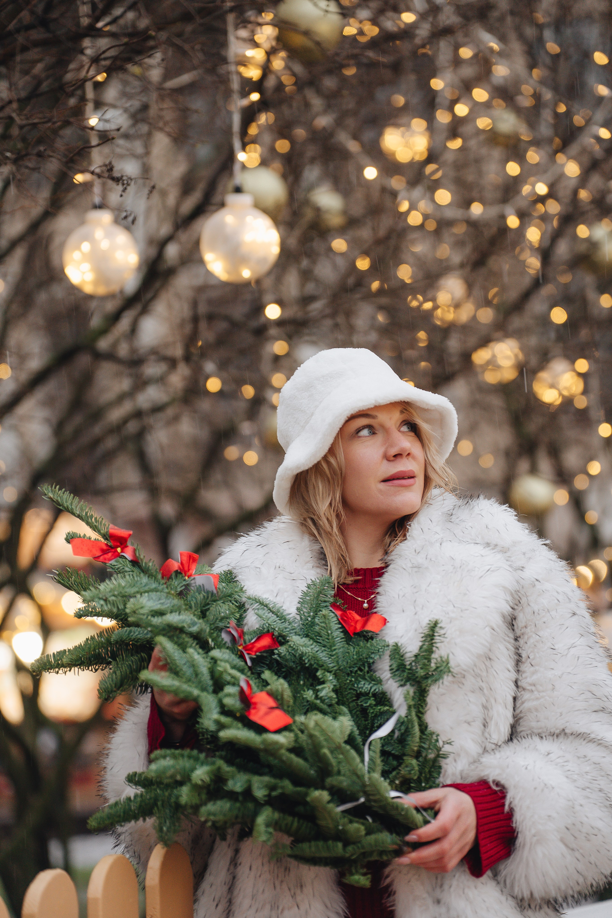 ПРОГУЛКА НА МАНЕЖНОЙ ПЛОЩАДИ ДЛЯ ДЕВУШКИ ПЕРЕД НОВЫМ ГОДОМ (НОВОГОДНЯЯ ФОТОСЕССИИЯ НА МАНЕЖНОЙ ПЛОЩАДИ). Профессиональный фотограф, Санкт-Петербург — Виктория Богомолова
