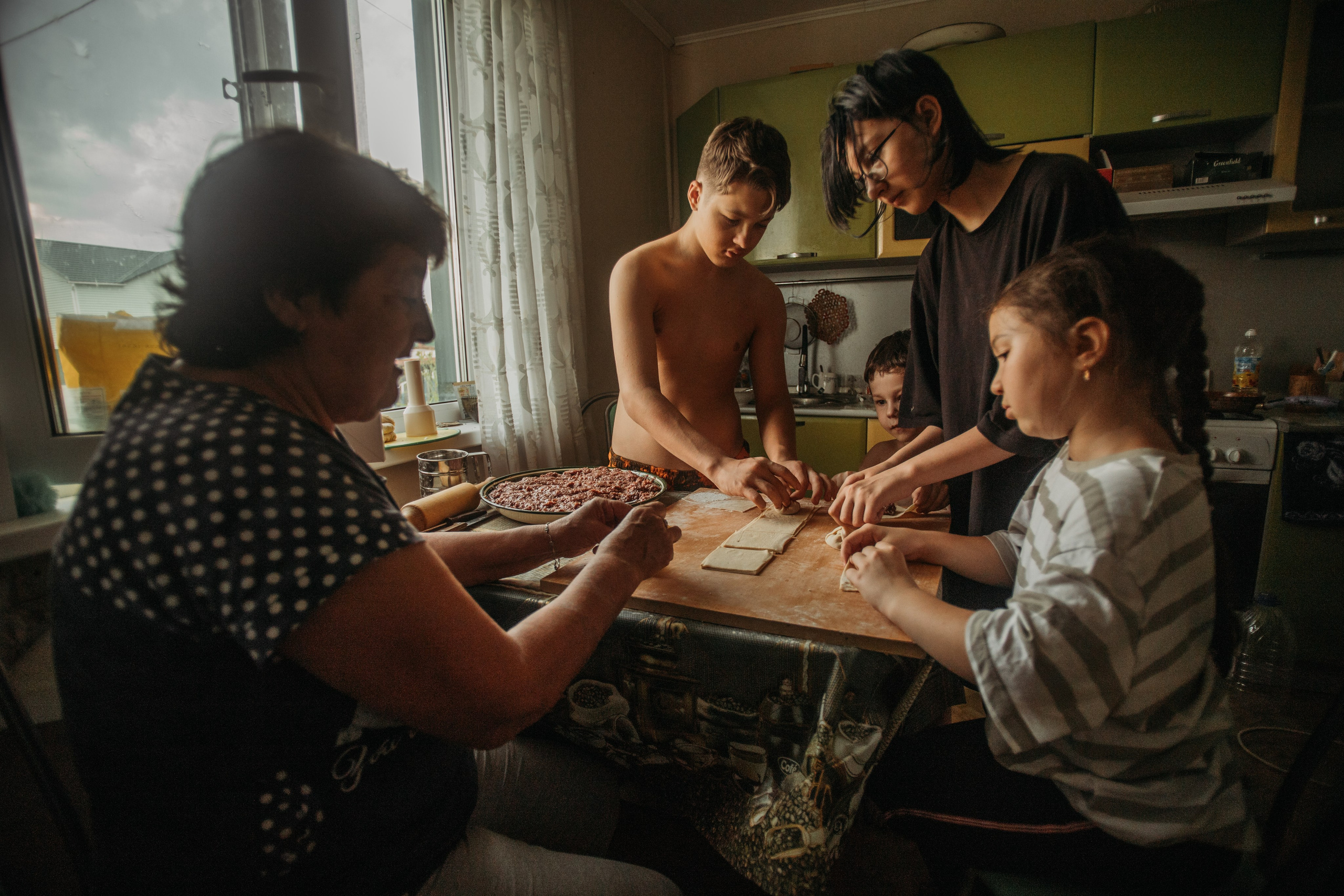 Домашняя фотосессия моей семьи. Венера Гайн. Репортажный фотограф  Тюмень. Обучение фотографии с 0