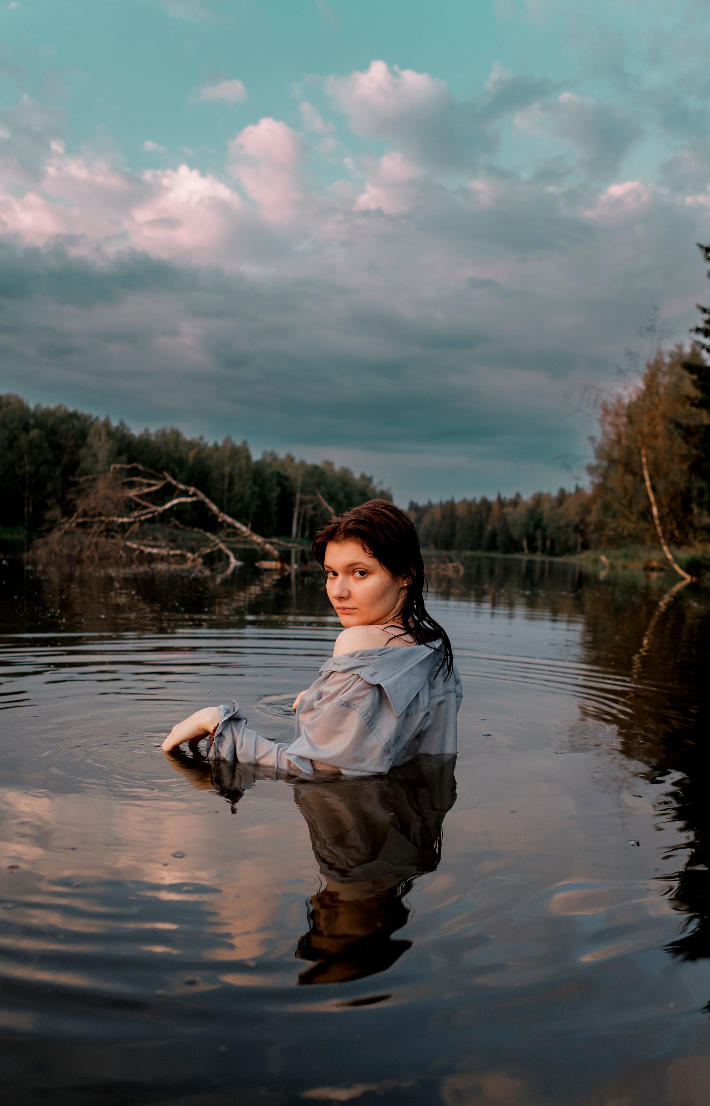 Купание на озере. Свадебный фотограф в Москве