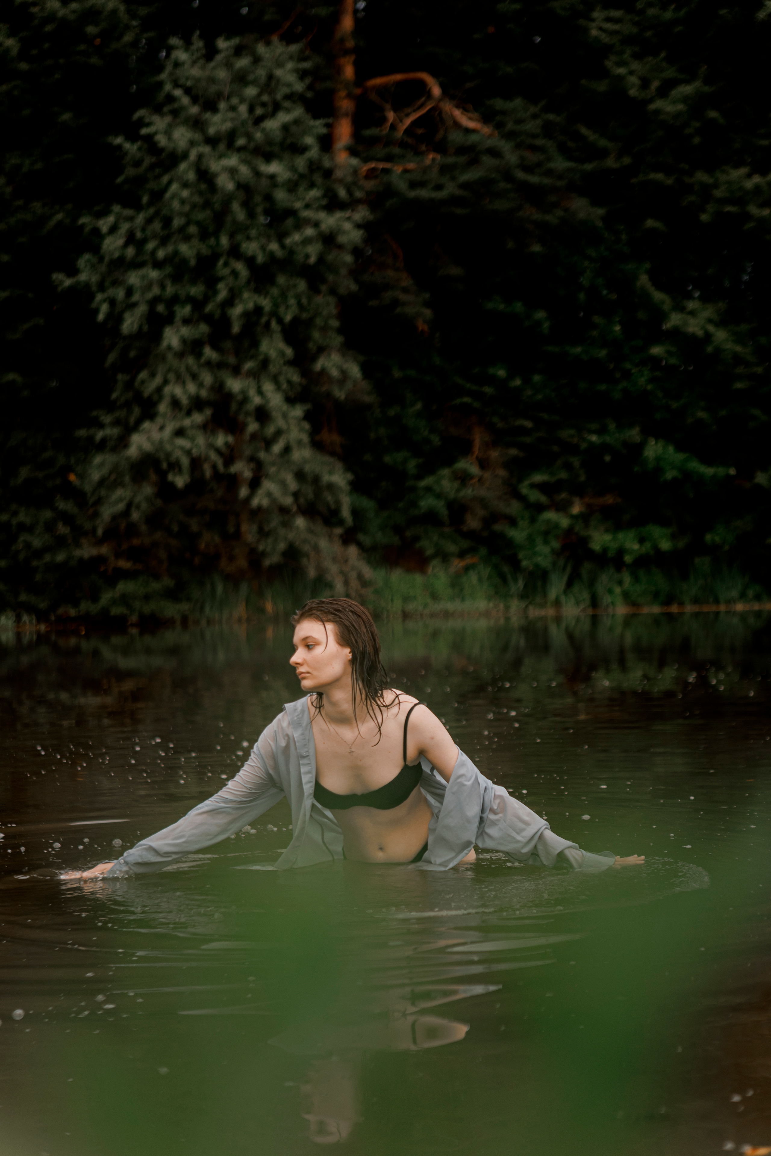 Купание на озере. Свадебный фотограф в Москве