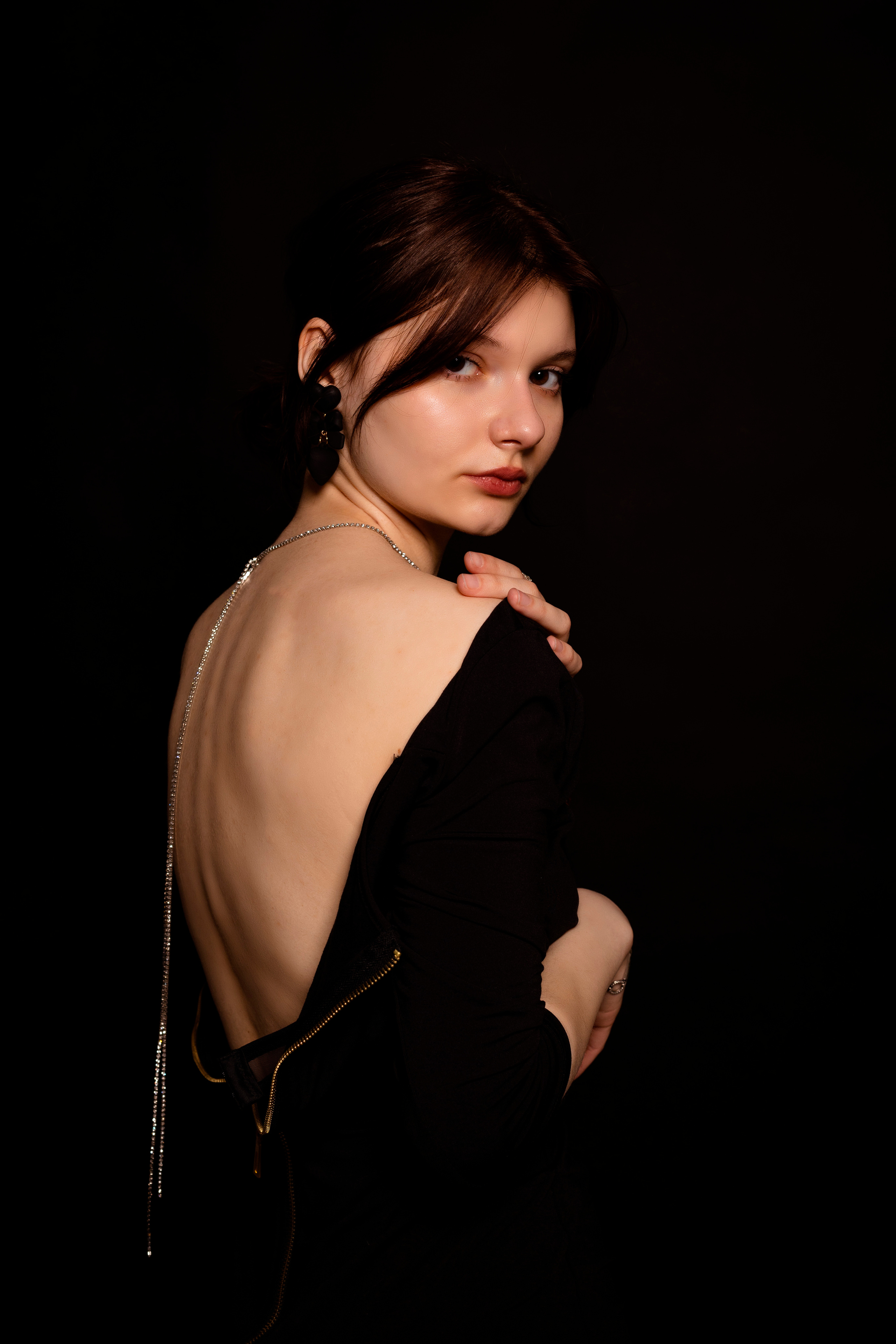 Маленькое черное платье и красивая спинка. Свадебный фотограф в Москве