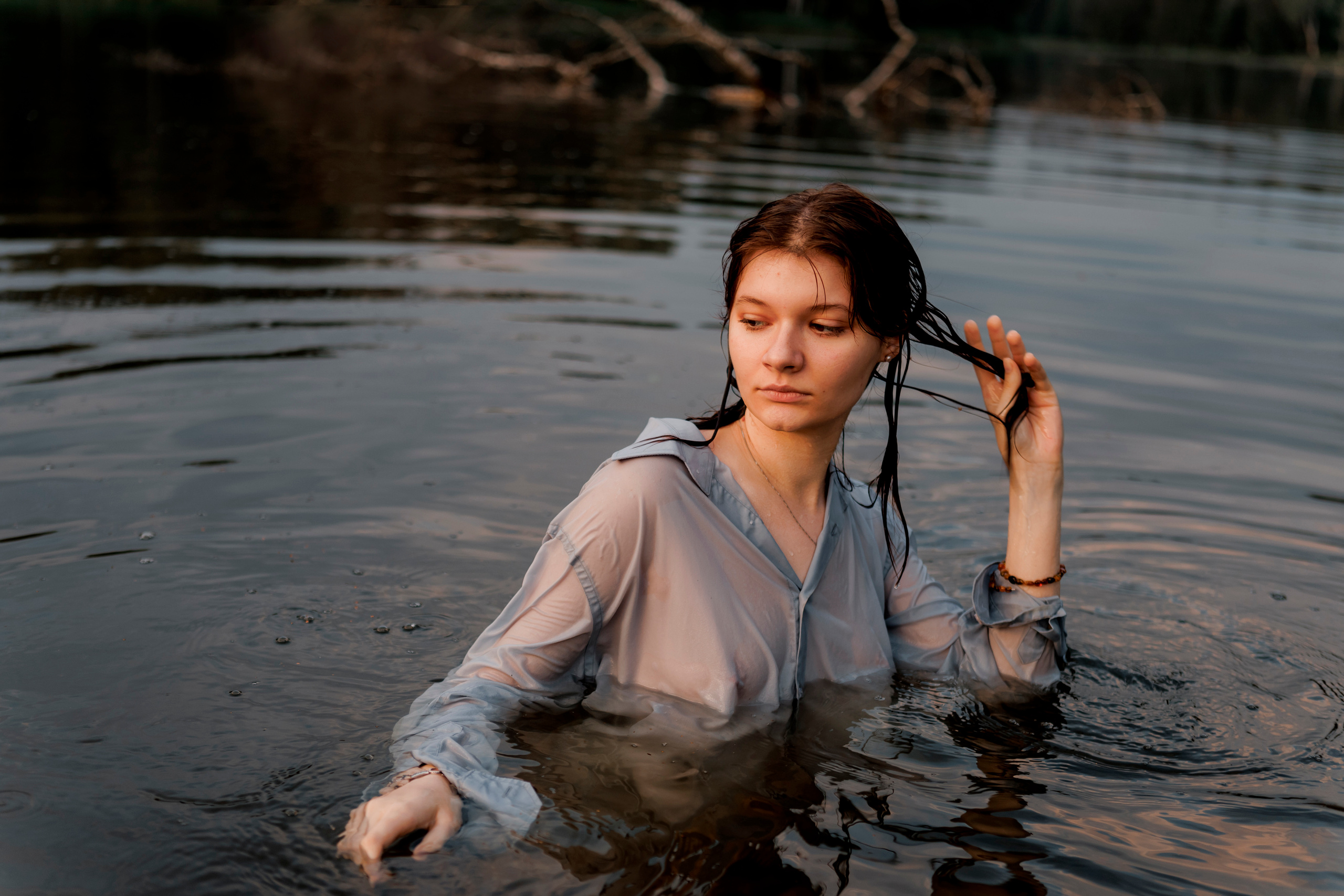 Купание на озере. Свадебный фотограф в Москве