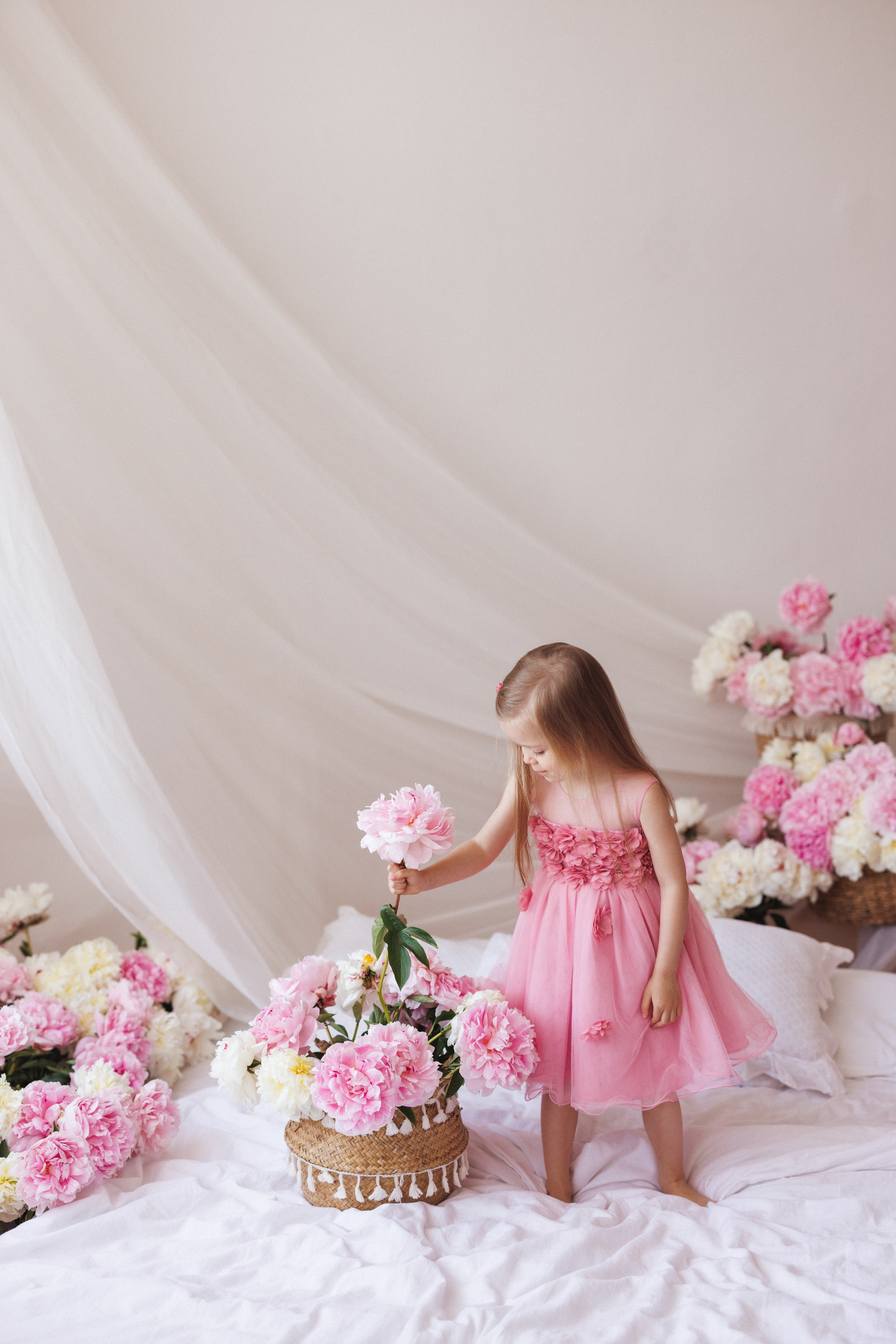 Фотосессия с живыми Пионами в фотостудии «Space JOBS». Семейный и детский фотограф в Краснодаре Анна Трашкова