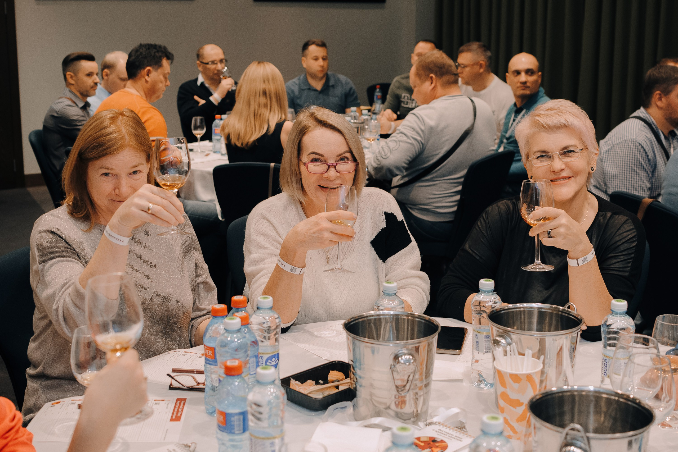 ФЕСТИВАЛЬ ВИНА И КРЕПКИХ НАПИТКОВ МАВТ-ВИНОТЕКА. Репортажный фотограф Зуев Роман г. Челябинск