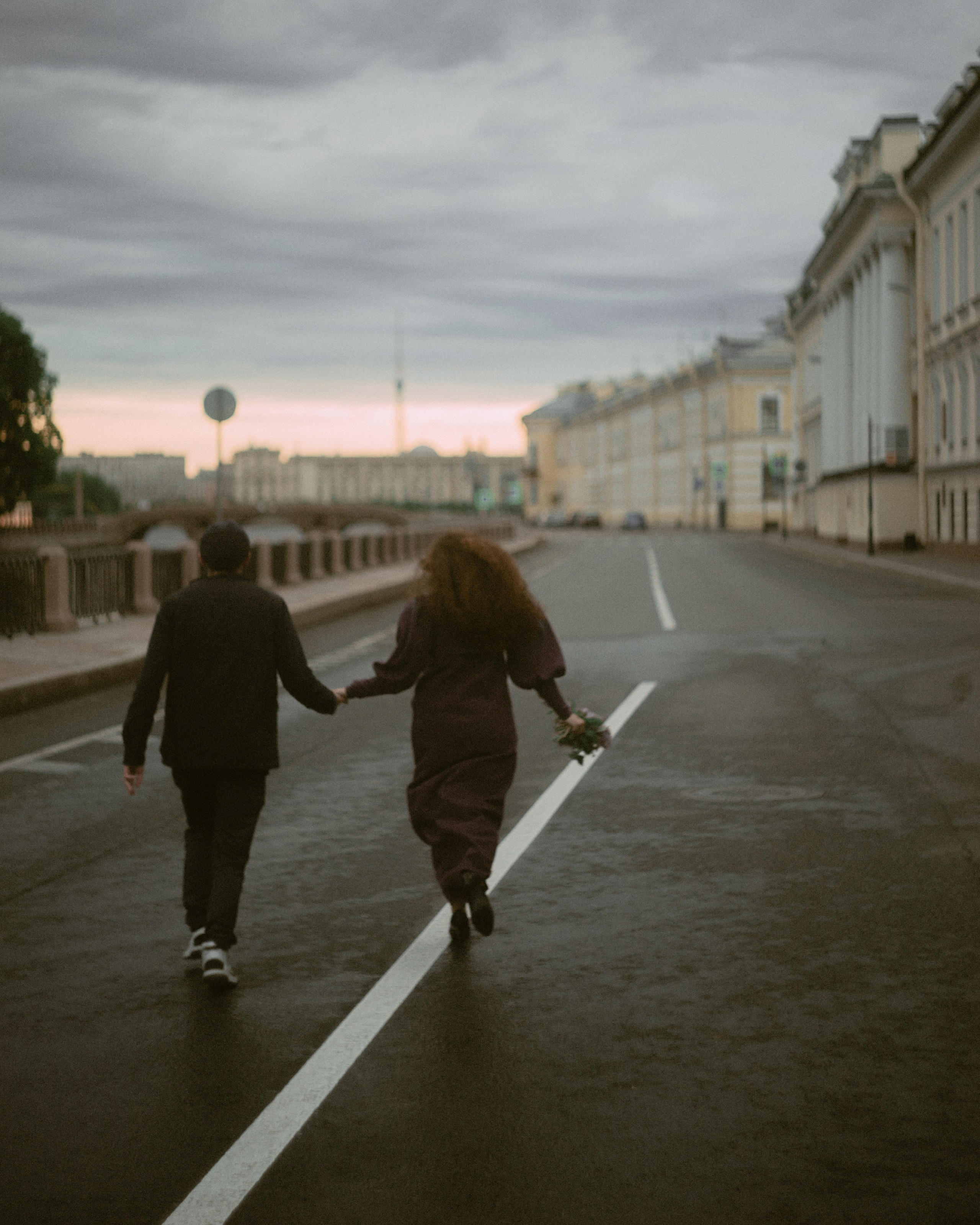 атмосферные кадры лав-стори во время белых ночей в Петербурге