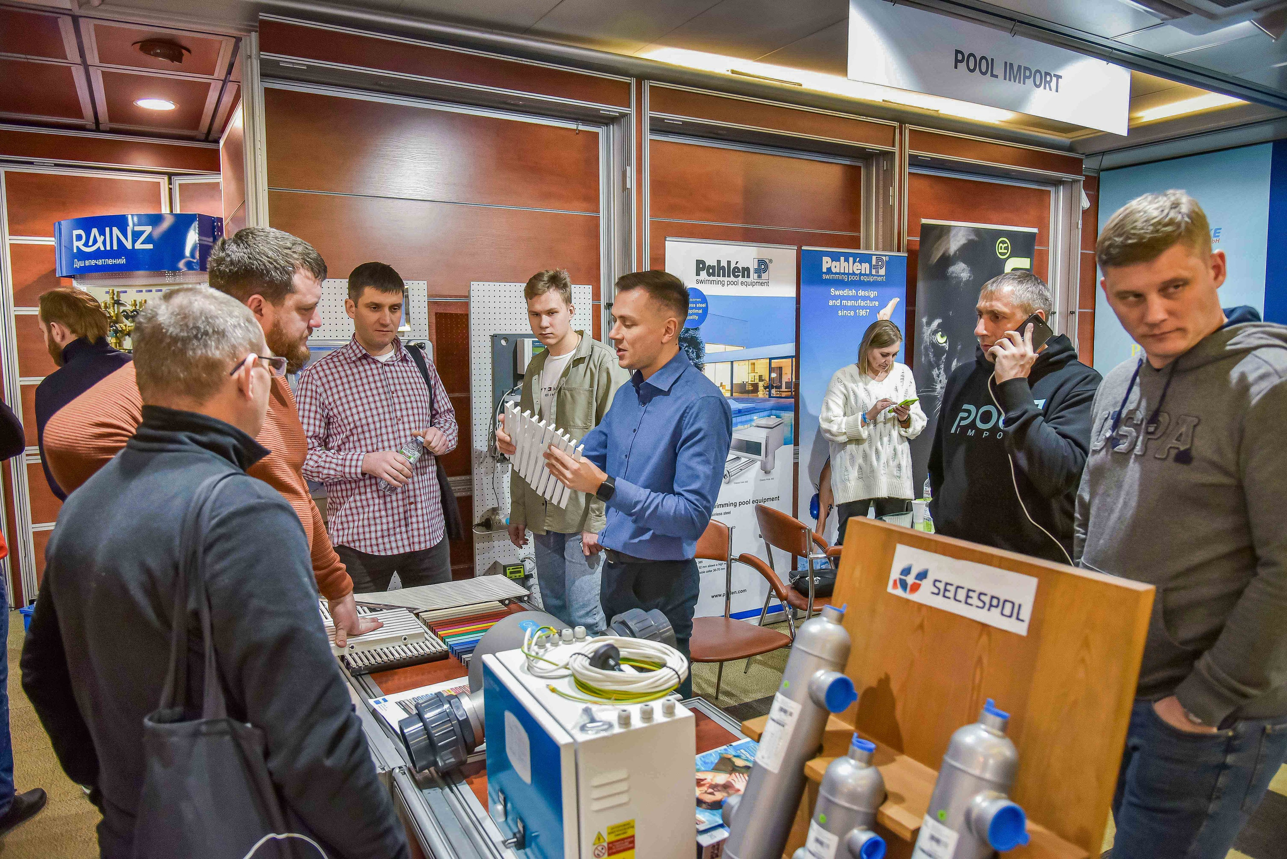 Репортажная съемка с выставки в Москве: снимок передаёт атмосферу общения между представителем компании и посетителями выставки.