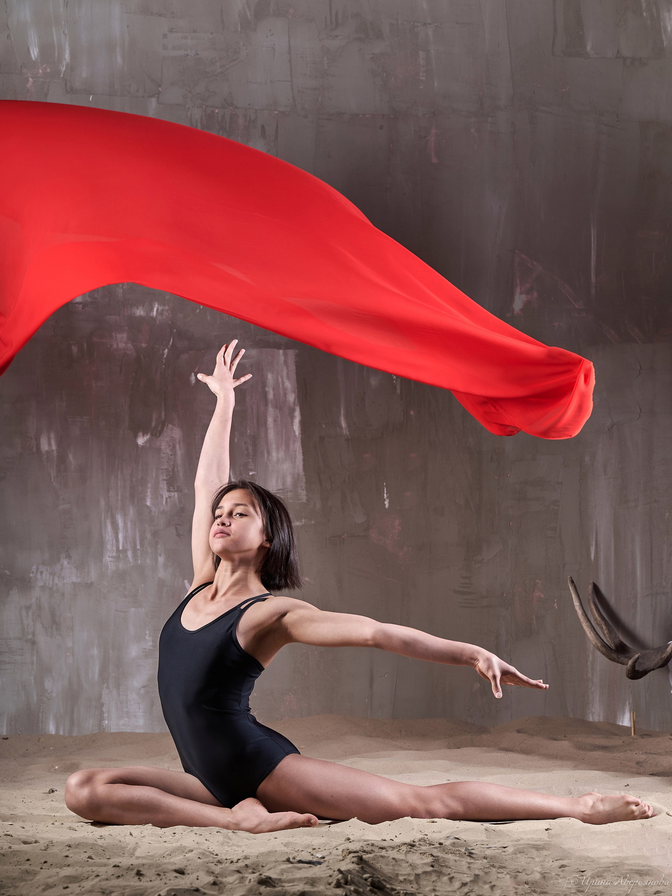 Студийная фотосессия гимнастки с тканью. Фотограф в Ульяновске Ирина Аверьянова