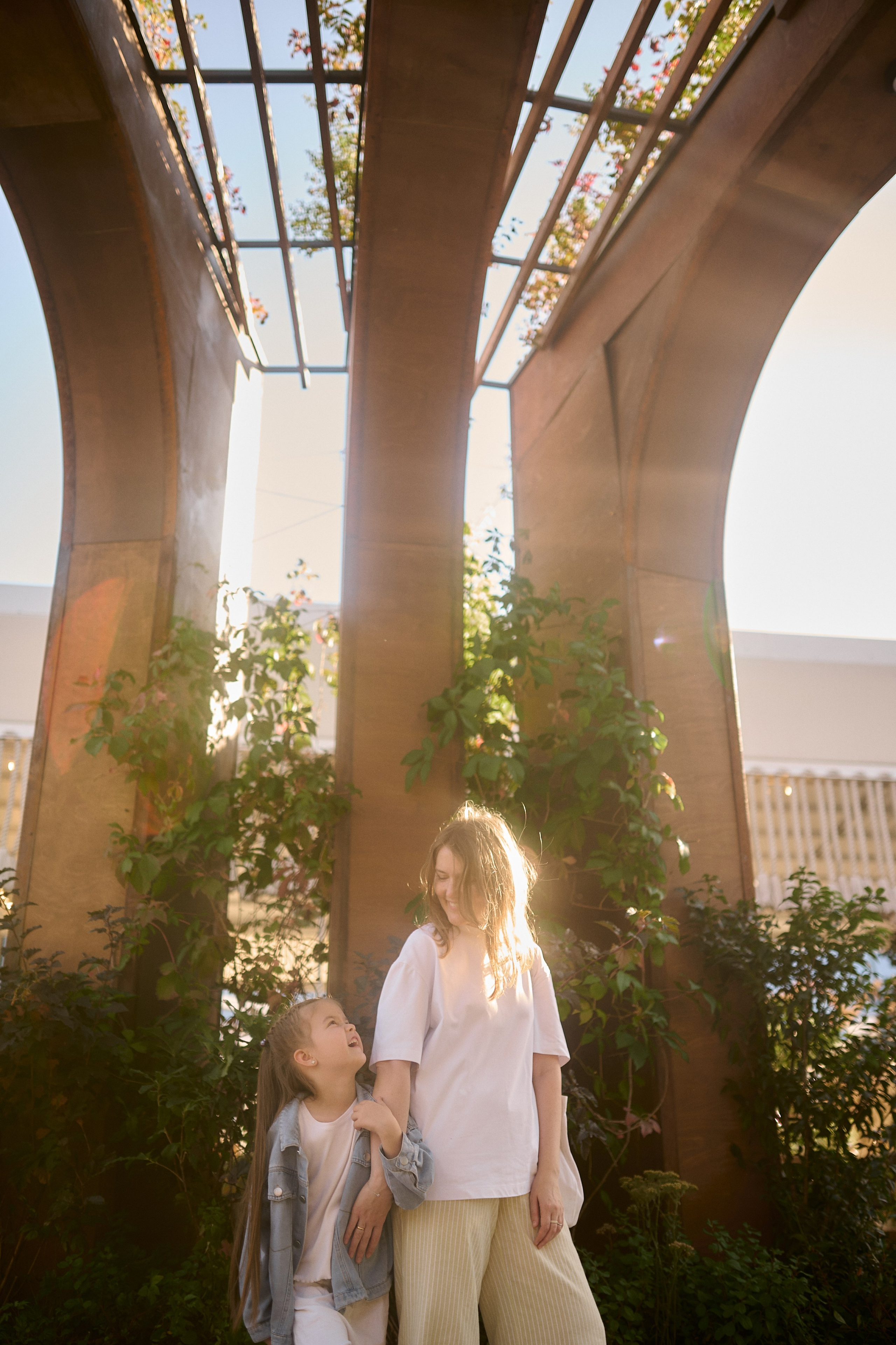 Катя и Ника. Прогулка по Новому Арбату. Семейный и свадебный lifestyle-фотограф в Москве Мария Петрова