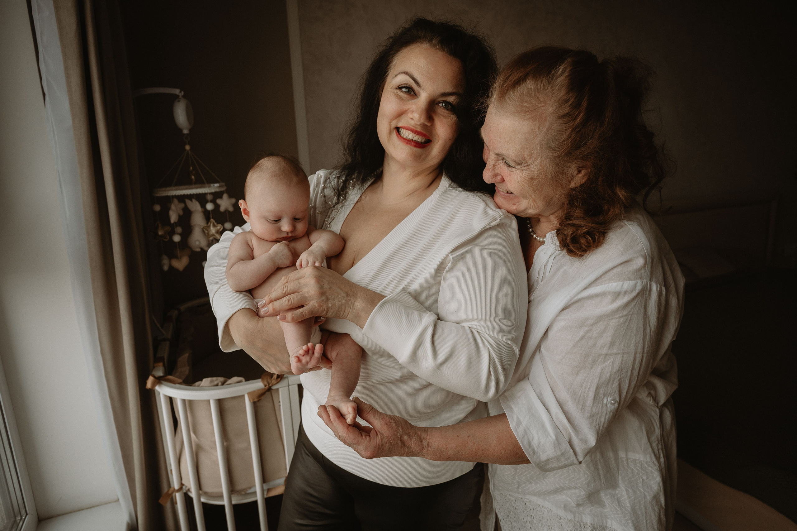 Малышка Зои с мамой и бабушками. Фотограф беременности и семьи, домашние съемки, Ньюборн