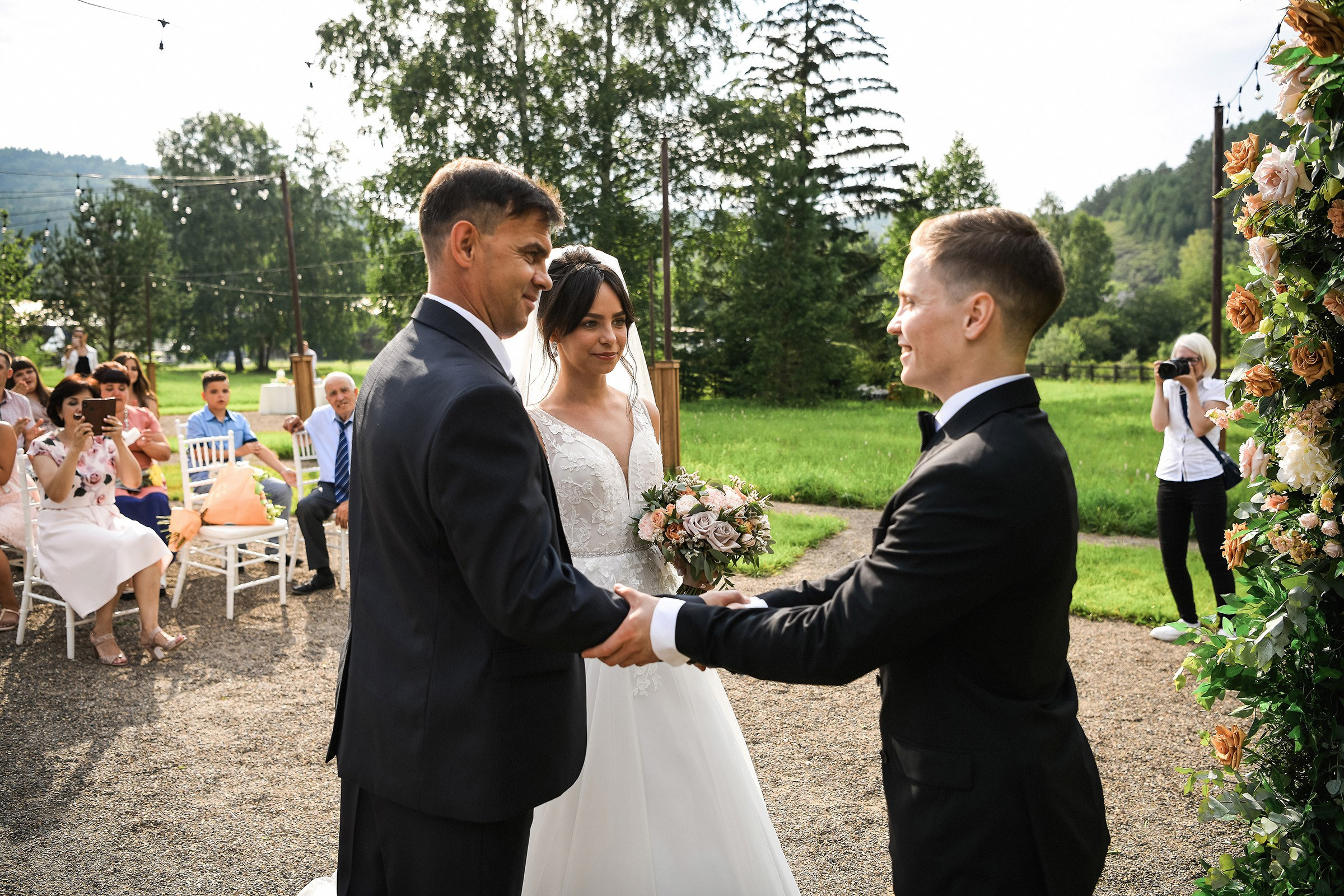 🌄 Демьян и Катя — свадьба в нацпарке "Столбы" | Веселый банкет и эпичные фото на скалах. 📸 Свадебный и семейный фотограф в Красноярске Тихомиров Евгений | 17 лет опыта | 800+ свадеб