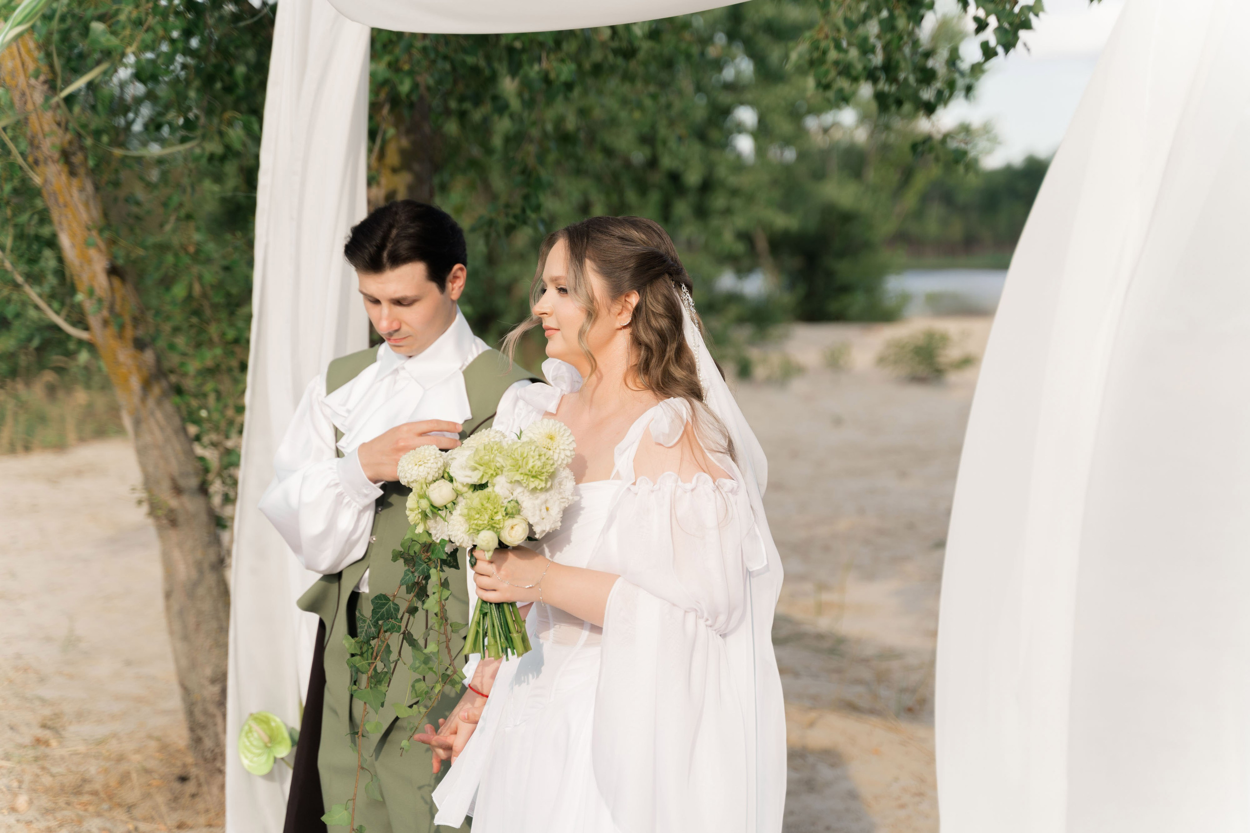 фотосессия  свадебной клятвы на выездной регистрации на берегу реки