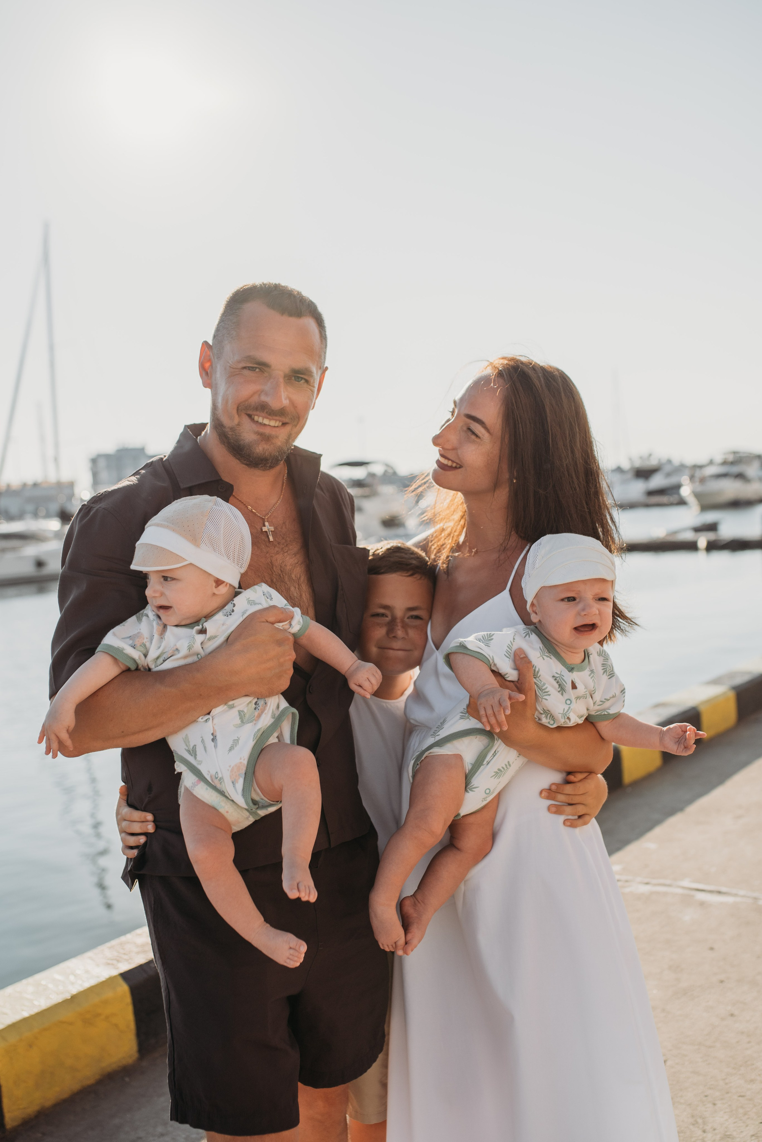 Семейная фотосессия в центре Сочи морпорт. Фотограф в Сочи — Маргарита Поганова