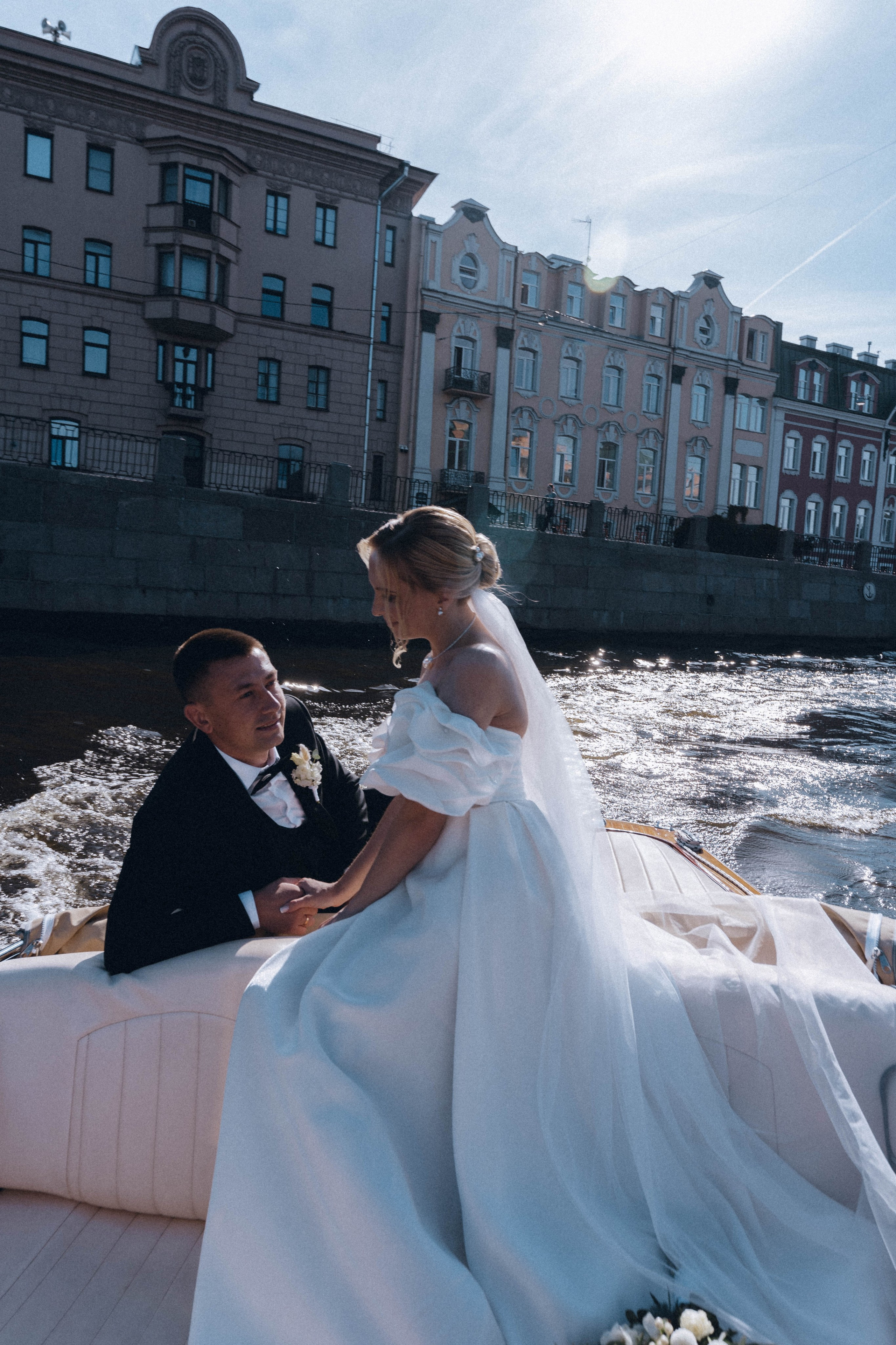 СВАДЕНБНАЯ СЬЕМКА НА КАТЕРЕ ПО КАНАЛАМ САНКТ-ПЕТЕРБУРГА И В АКВАТОРИИ НЕВЫ. Профессиональный фотограф, Санкт-Петербург — Виктория Богомолова