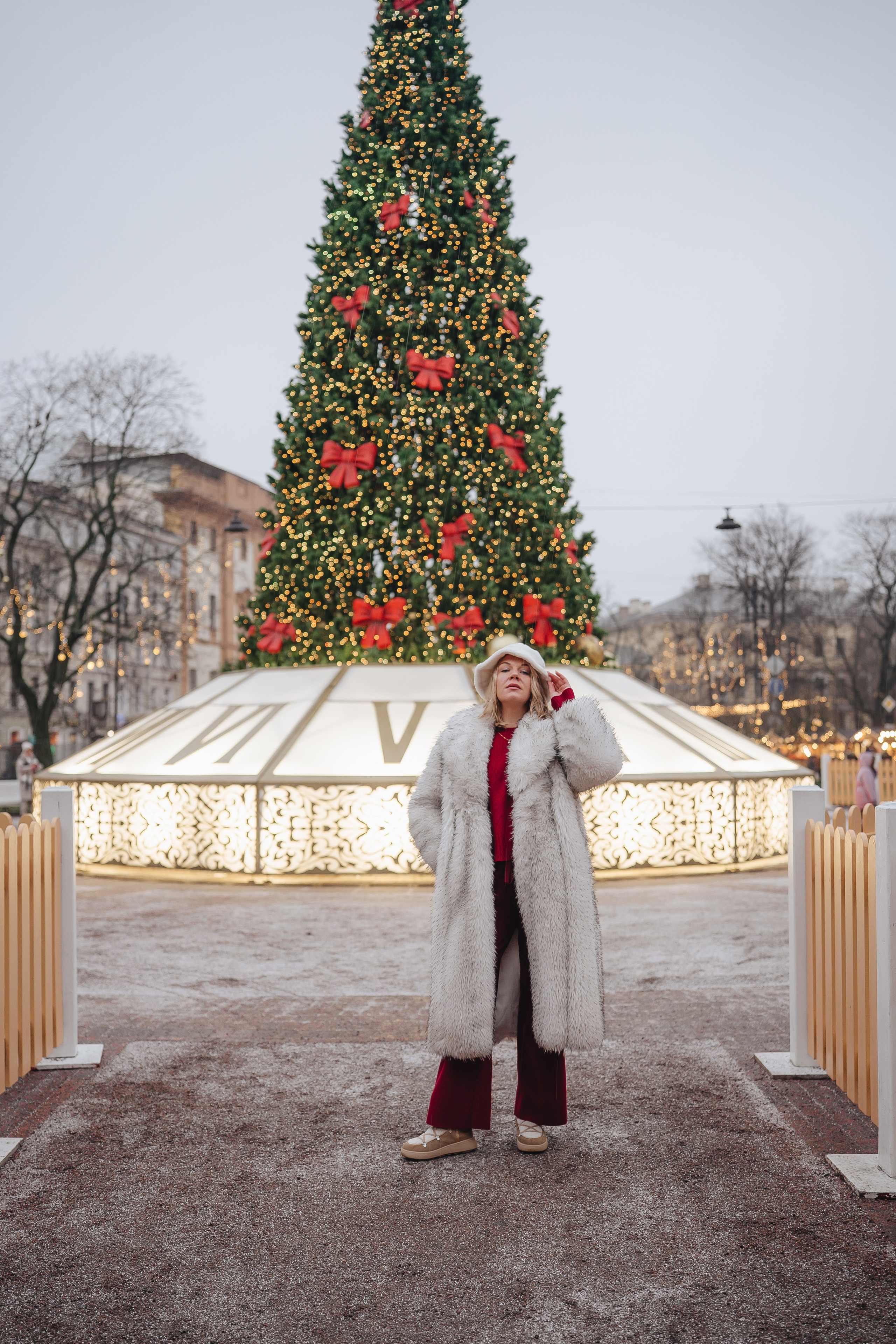 ПРОГУЛКА НА МАНЕЖНОЙ ПЛОЩАДИ ДЛЯ ДЕВУШКИ ПЕРЕД НОВЫМ ГОДОМ (НОВОГОДНЯЯ ФОТОСЕССИИЯ НА МАНЕЖНОЙ ПЛОЩАДИ). Профессиональный фотограф, Санкт-Петербург — Виктория Богомолова