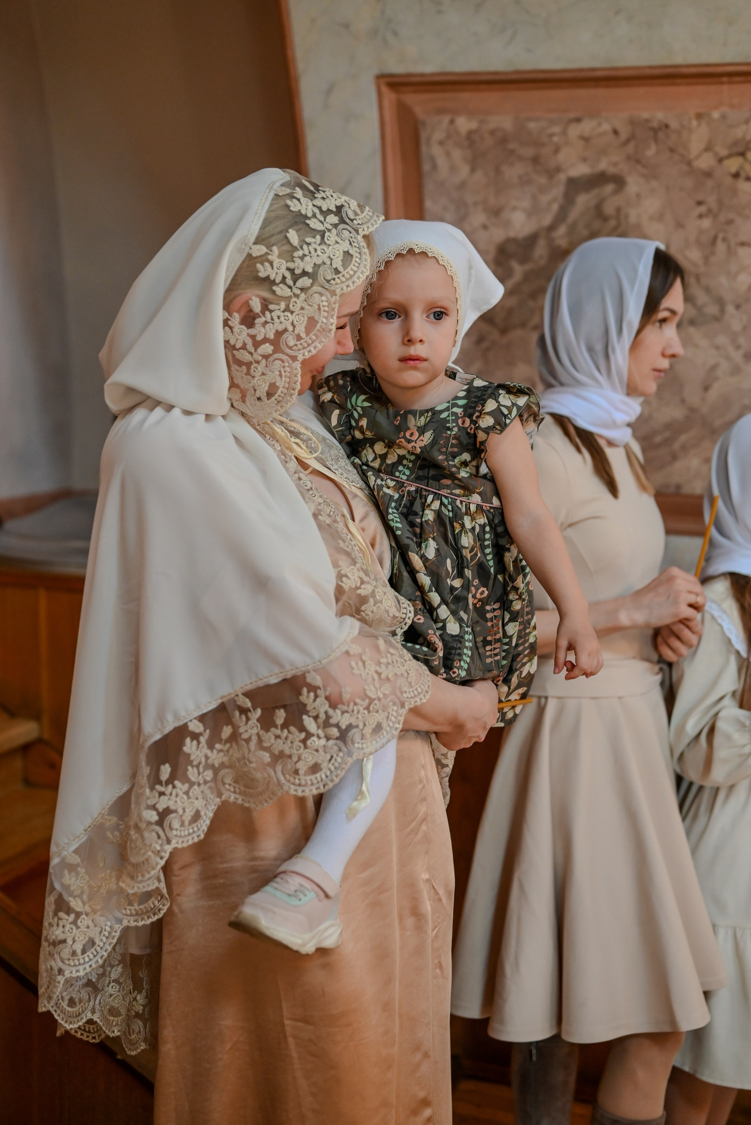 Крещение мама Анна. Семейный и детский фотограф Москва