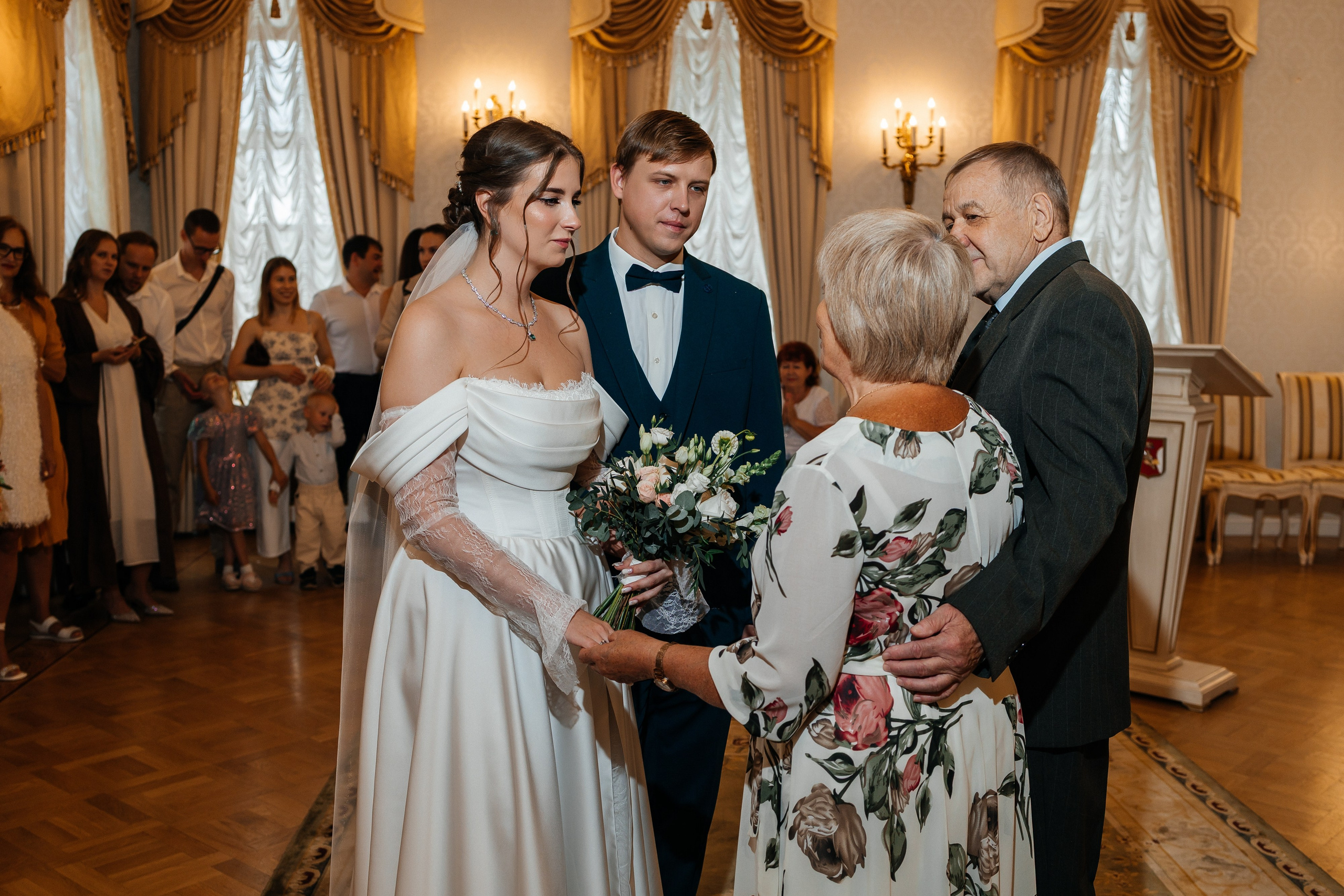 Свадебная прогулка на корабле. Олег Сверчков | Свадебный фотограф Вологда