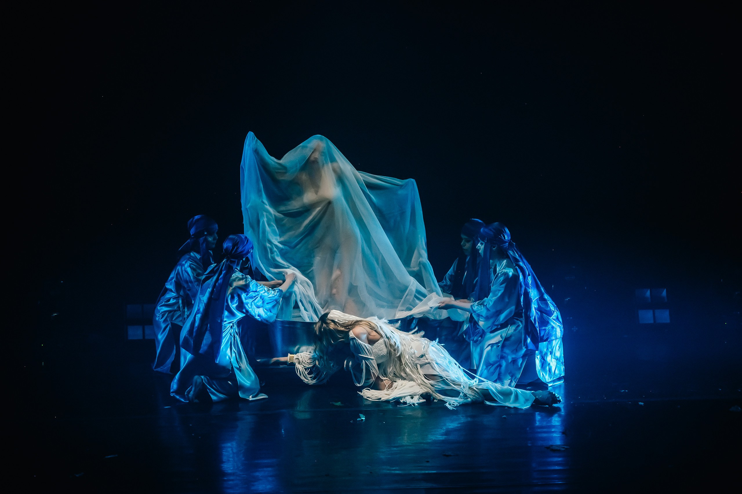 Танцевальное шоу «Ароматы. Путь к себе». Художник по свету Максим Сергачев