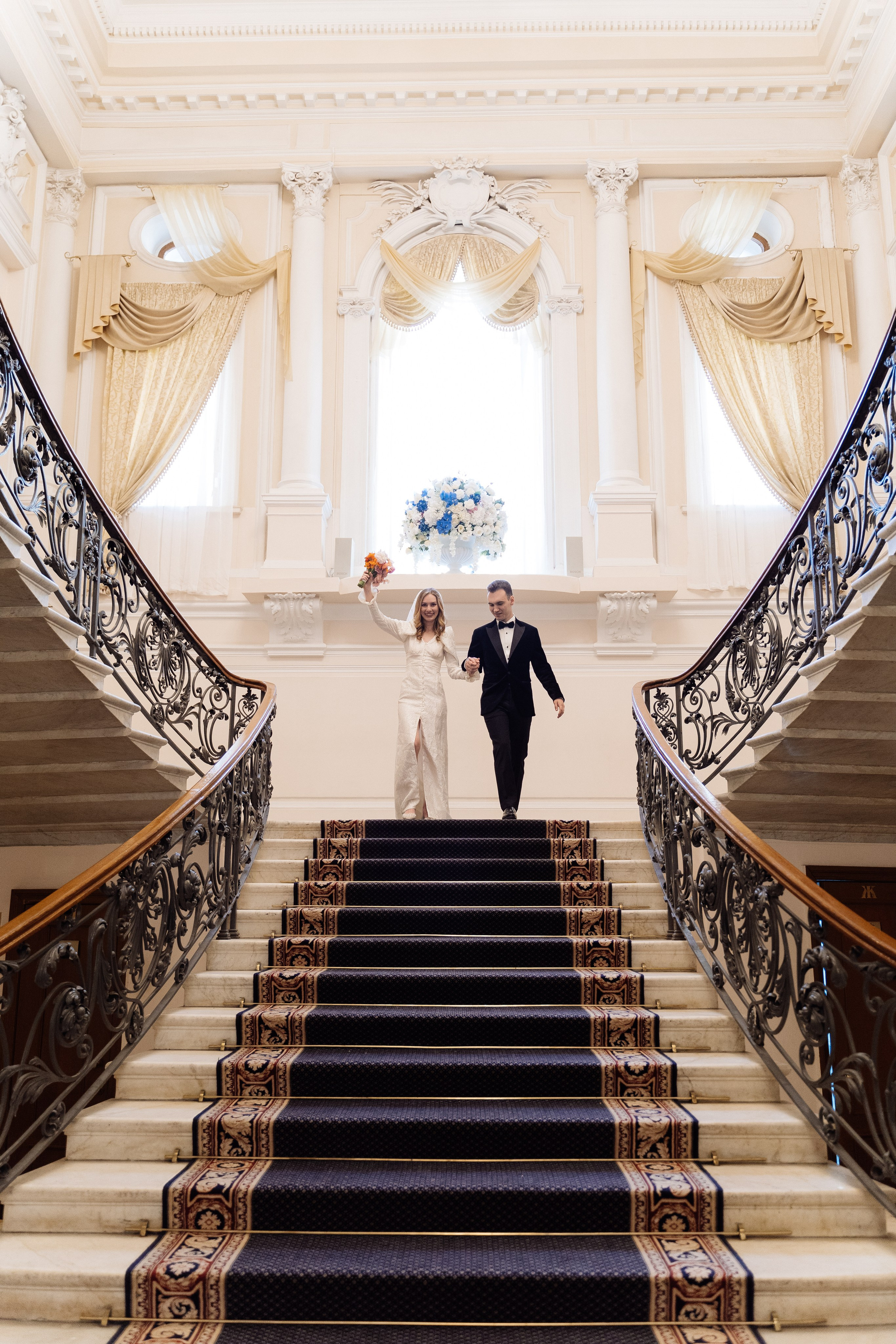 Камерная свадьба на фонтанке в сезонах. Свадебный фотограф организатор в Санкт-Петербурге Ассоль Опарина