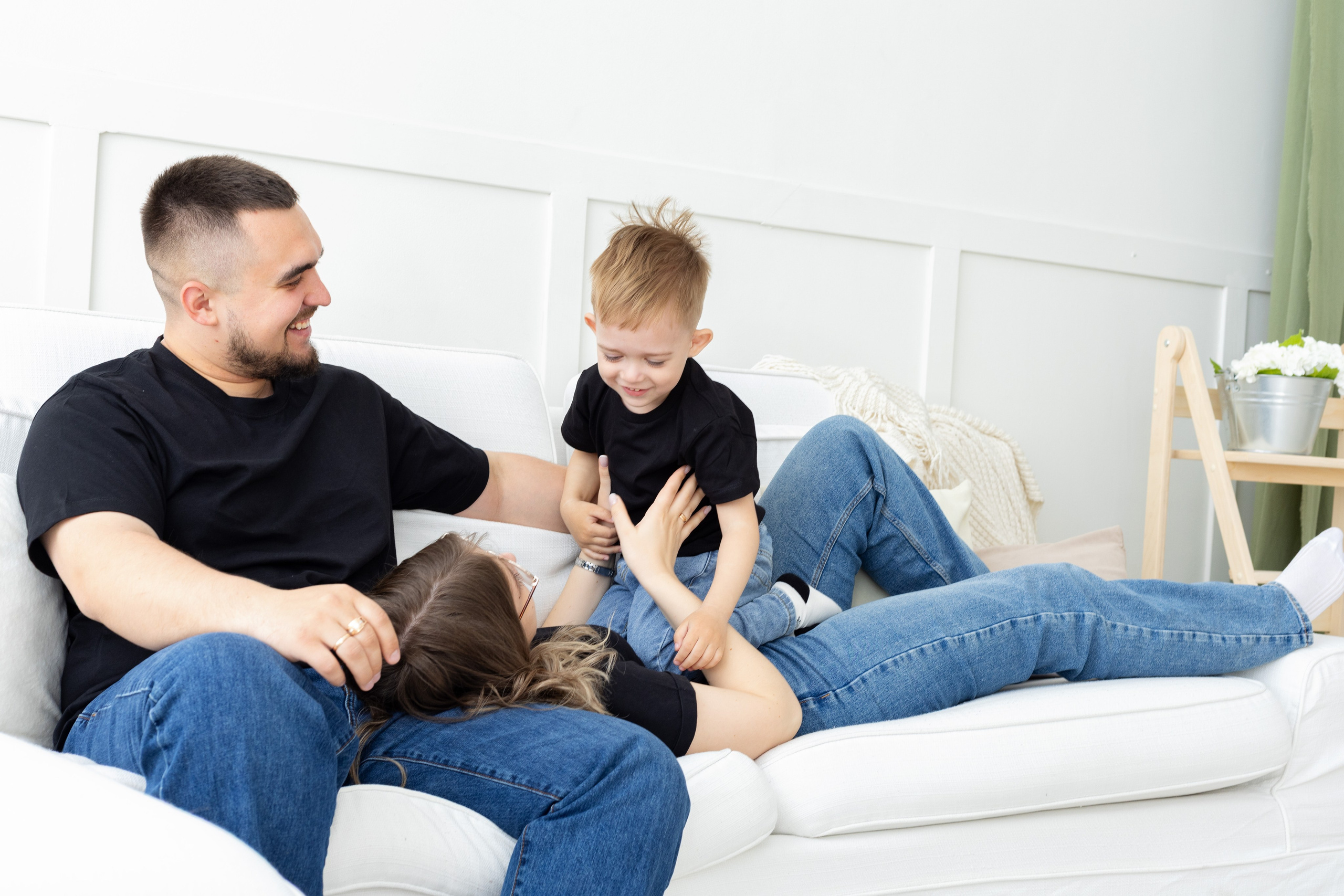 Семейная фотосессия в студии (Михаил, Крестина и Макар). Женский фотограф в Орске Новотроицке Динара Долганова