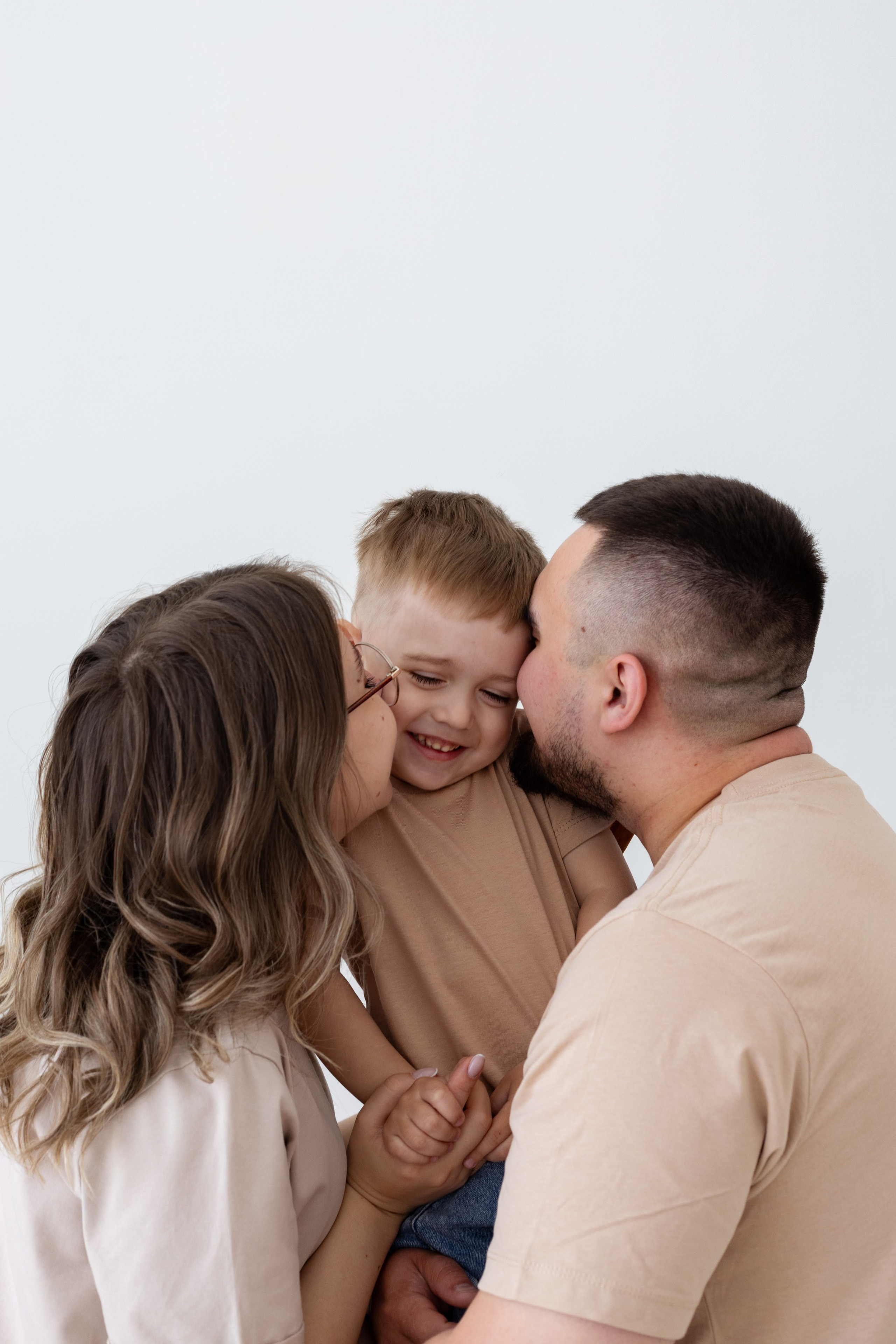 Семейная фотосессия в студии (Михаил, Крестина и Макар). Женский фотограф в Орске Новотроицке Динара Долганова