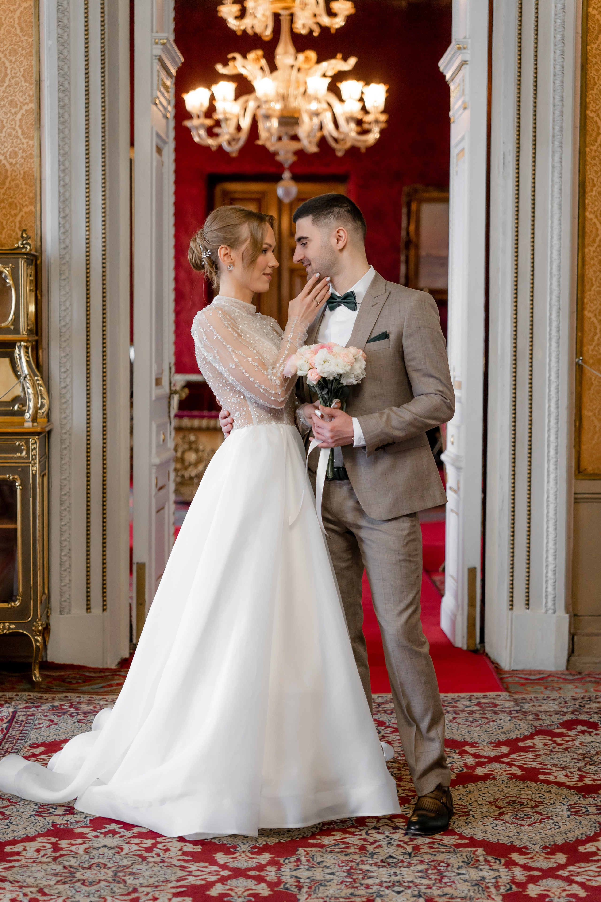 Жених и невеста в Доме ученых в Санкт-Петербурге. Свадебный фотограф Александр Невский в Санкт-Петербурге