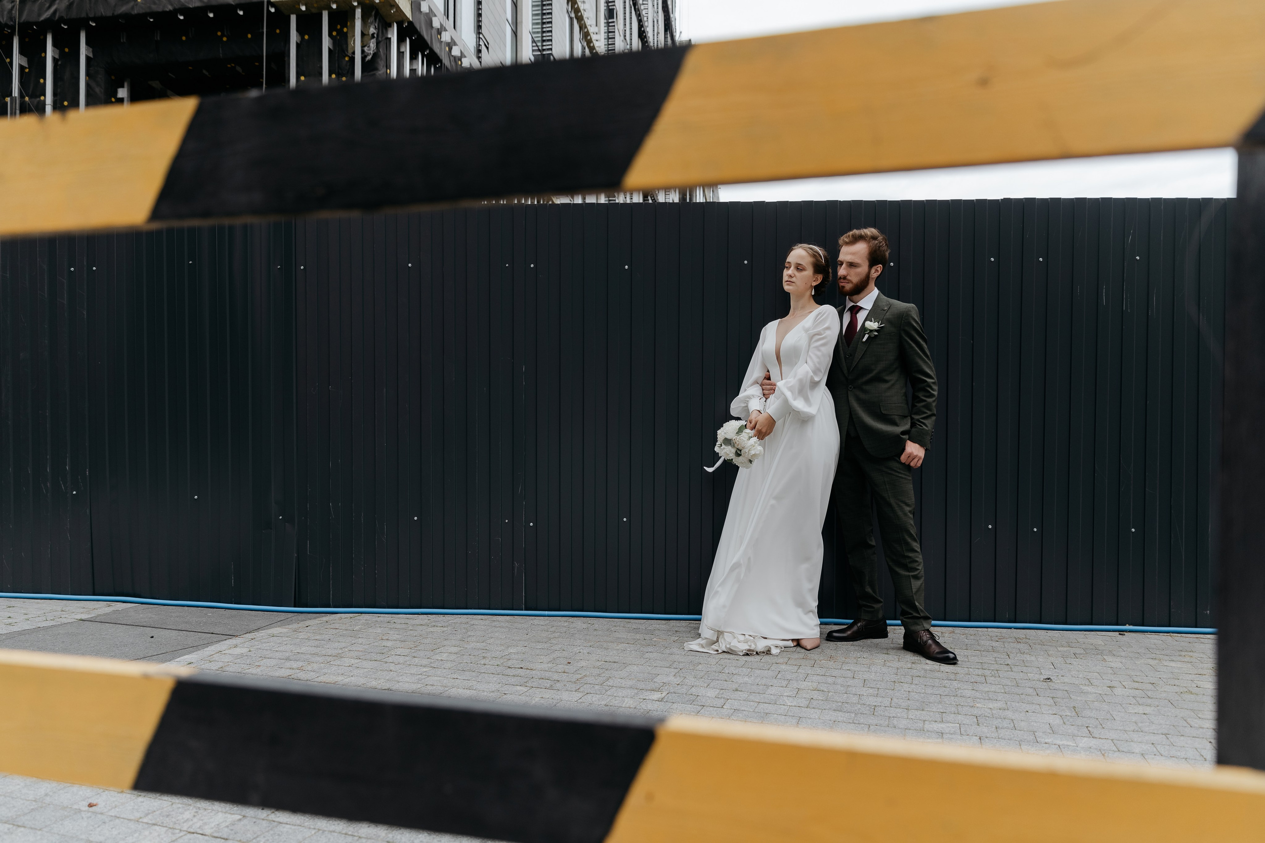 Любовь — противовес этому ужасу, любовь — акт единения и сохранения. Свадебный фотограф в Санкт-Петербурге