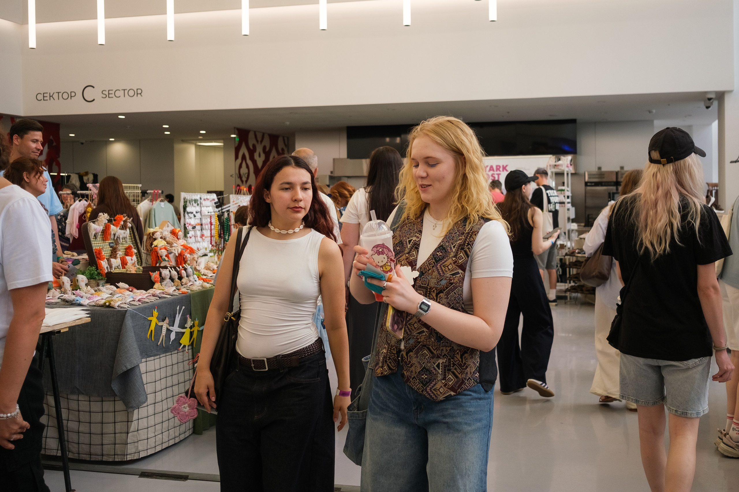Репортажная съемка ярмарки локальных брендов Open Space Market в Казани с большим количеством гостей